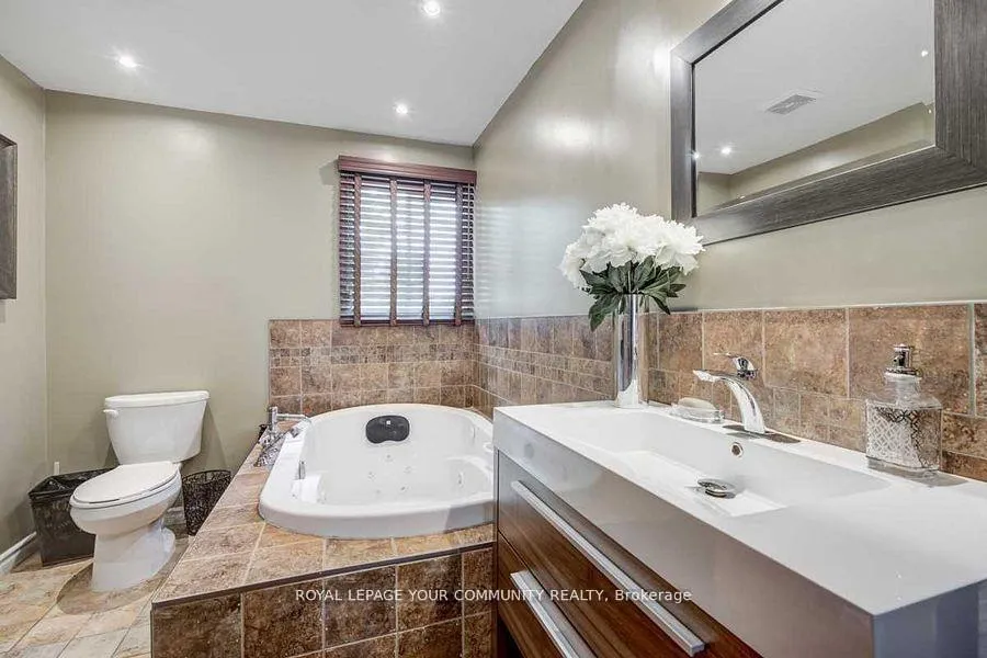 Photo 13 of 98 York Hill Boulevard, Vaughan, Crestwood-Springfarm-Yorkhill — HOMEH