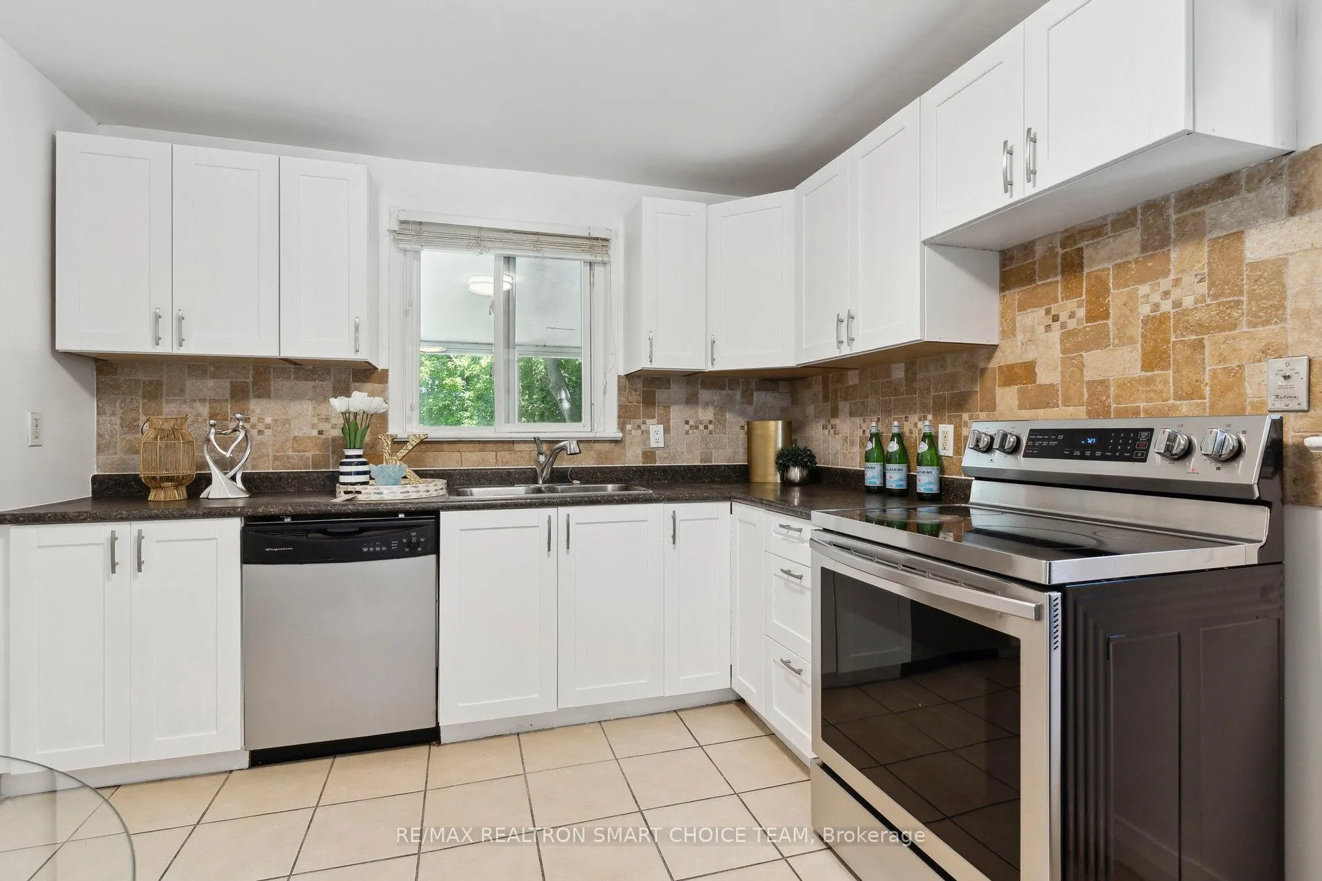 Photo 16 of 106 Steeles Avenue E, Markham, Grandview — HOMEH