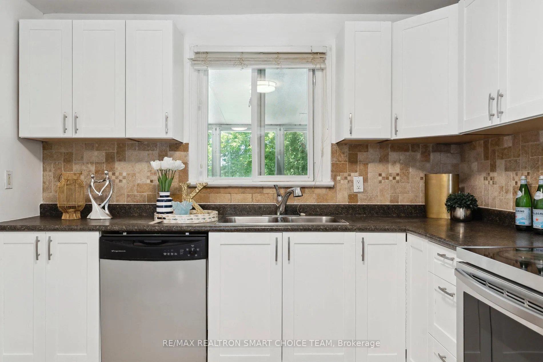 Photo 17 of 106 Steeles Avenue E, Markham, Grandview — HOMEH