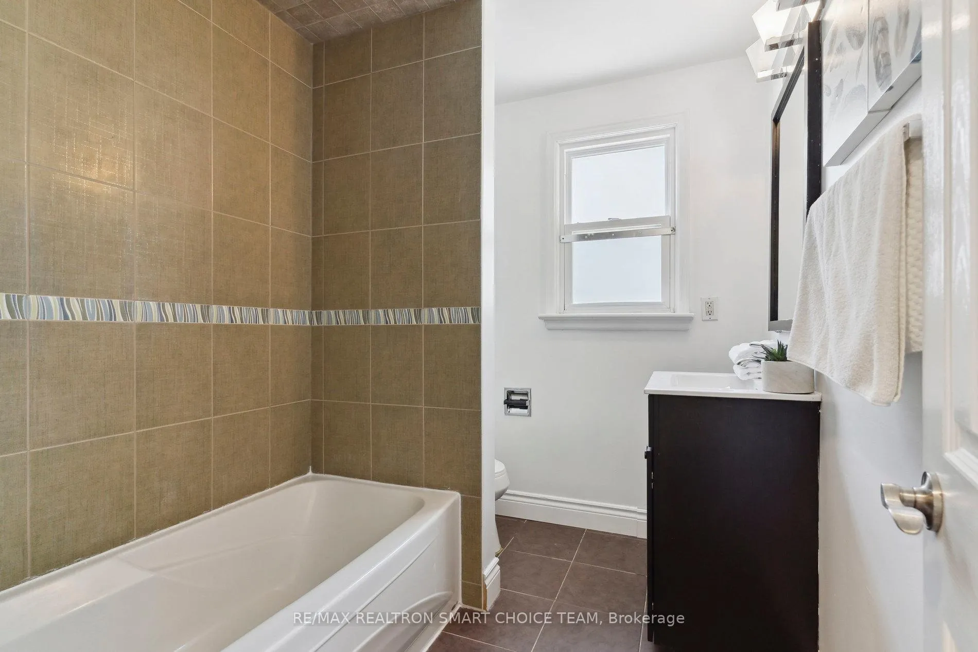 Photo 26 of 106 Steeles Avenue E, Markham, Grandview — HOMEH