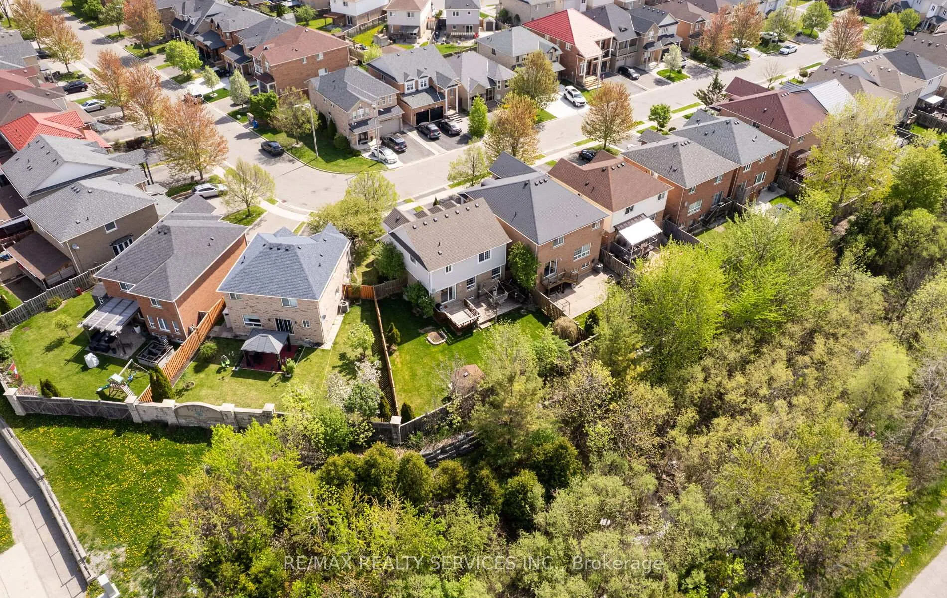 Photo 4 of 74 Earl Grey Crescent, Brampton, Fletcher's Meadow — HOMEH