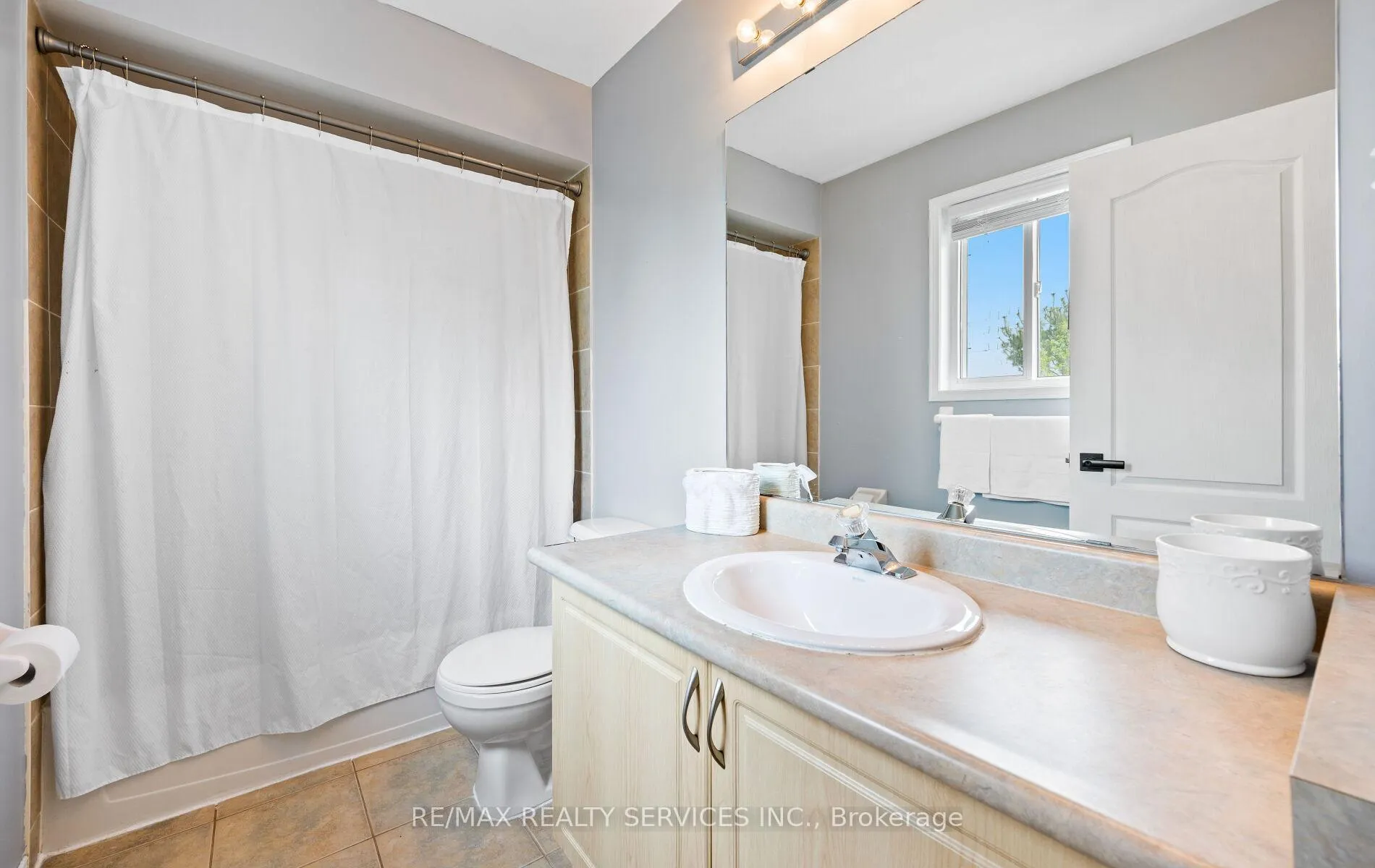 Photo 22 of 74 Earl Grey Crescent, Brampton, Fletcher's Meadow — HOMEH