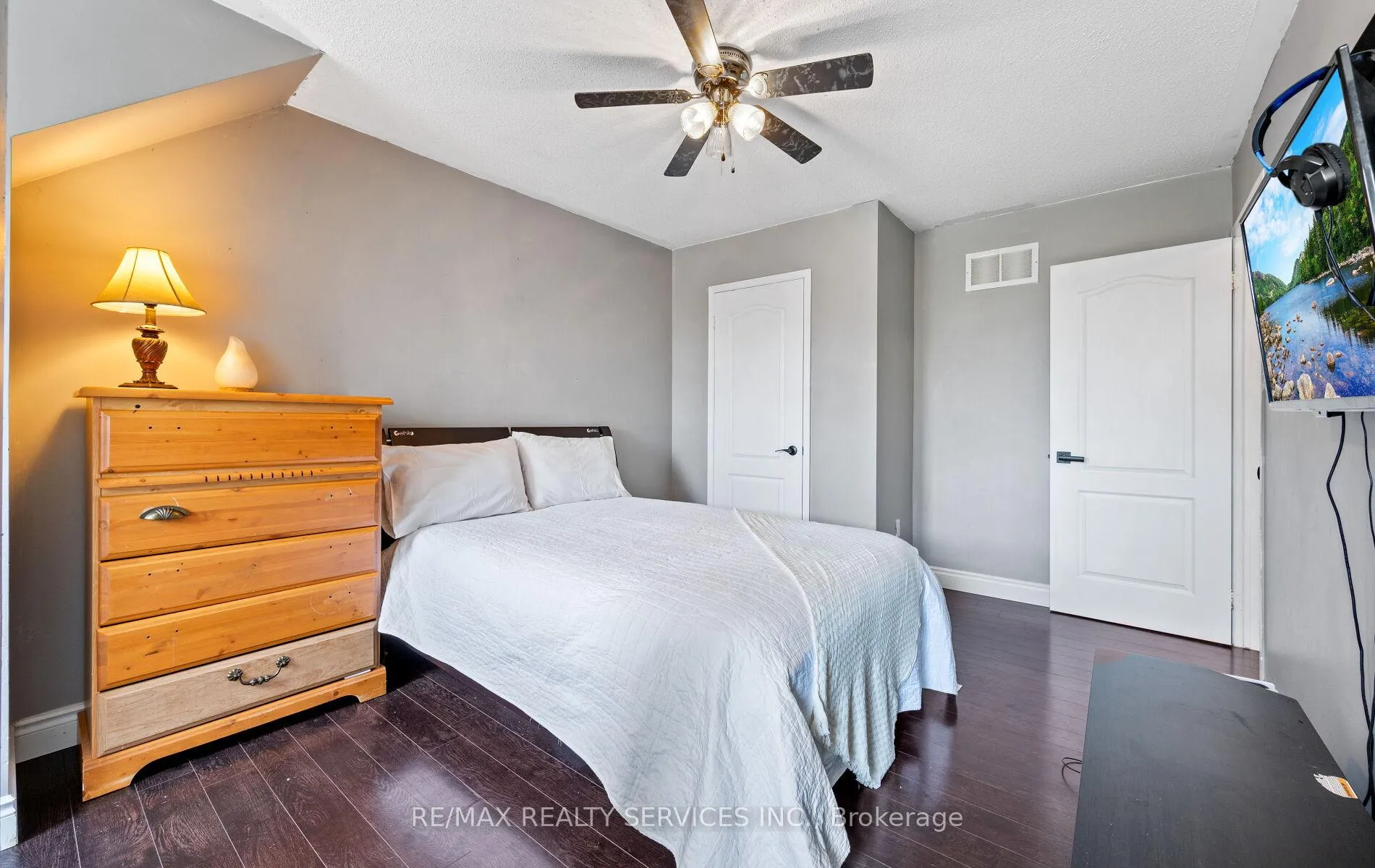 Photo 23 of 74 Earl Grey Crescent, Brampton, Fletcher's Meadow — HOMEH