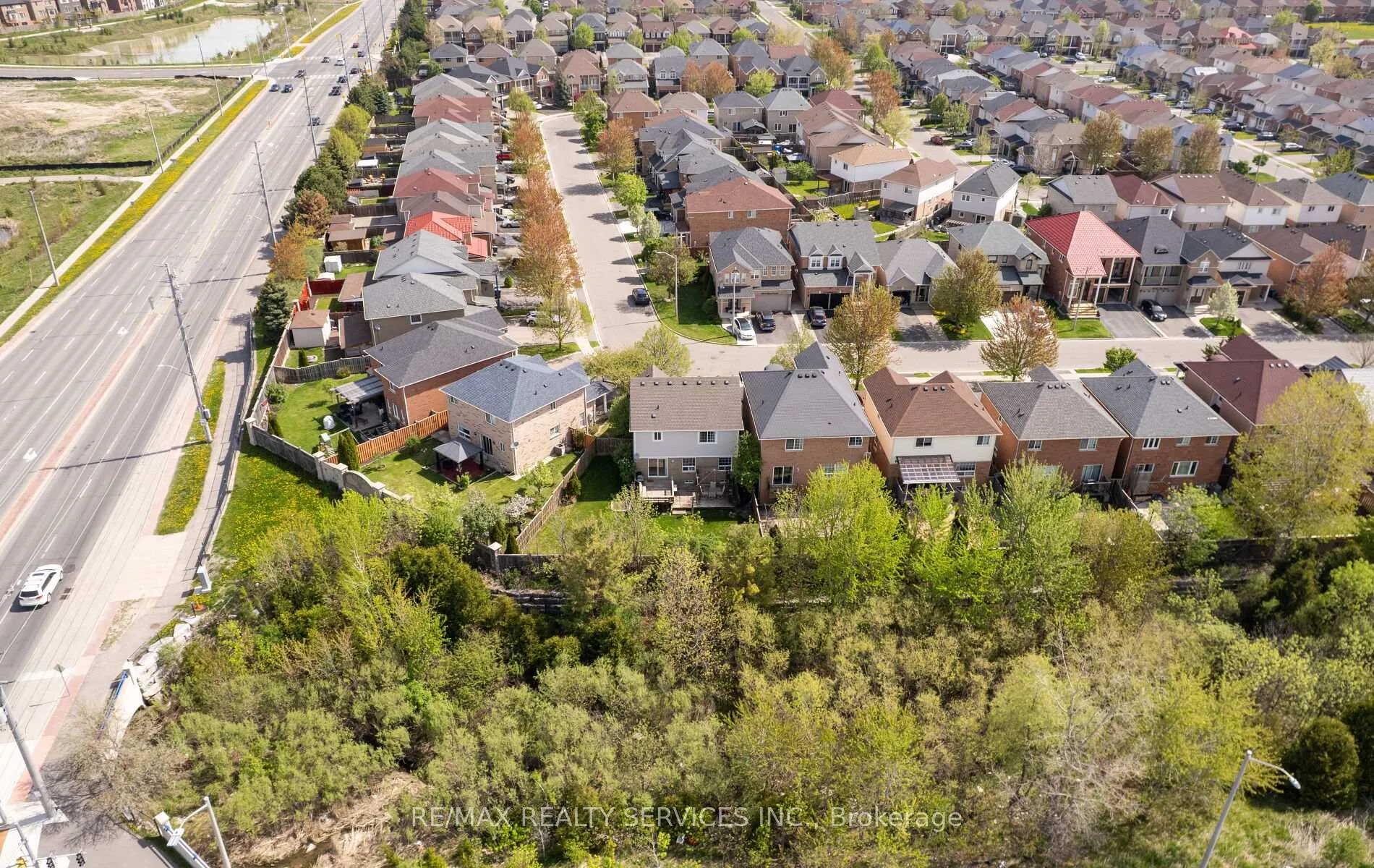 Photo 38 of 74 Earl Grey Crescent, Brampton, Fletcher's Meadow — HOMEH