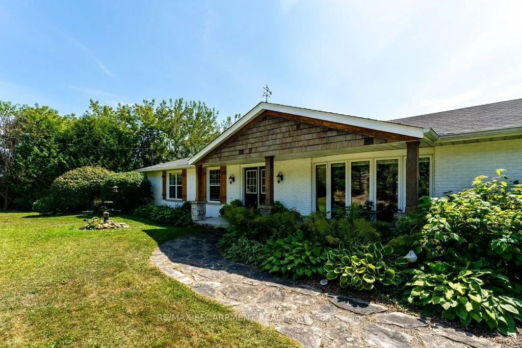 Photo 4 of 974 Safari Road, Hamilton, Rural Flamborough — HOMEH