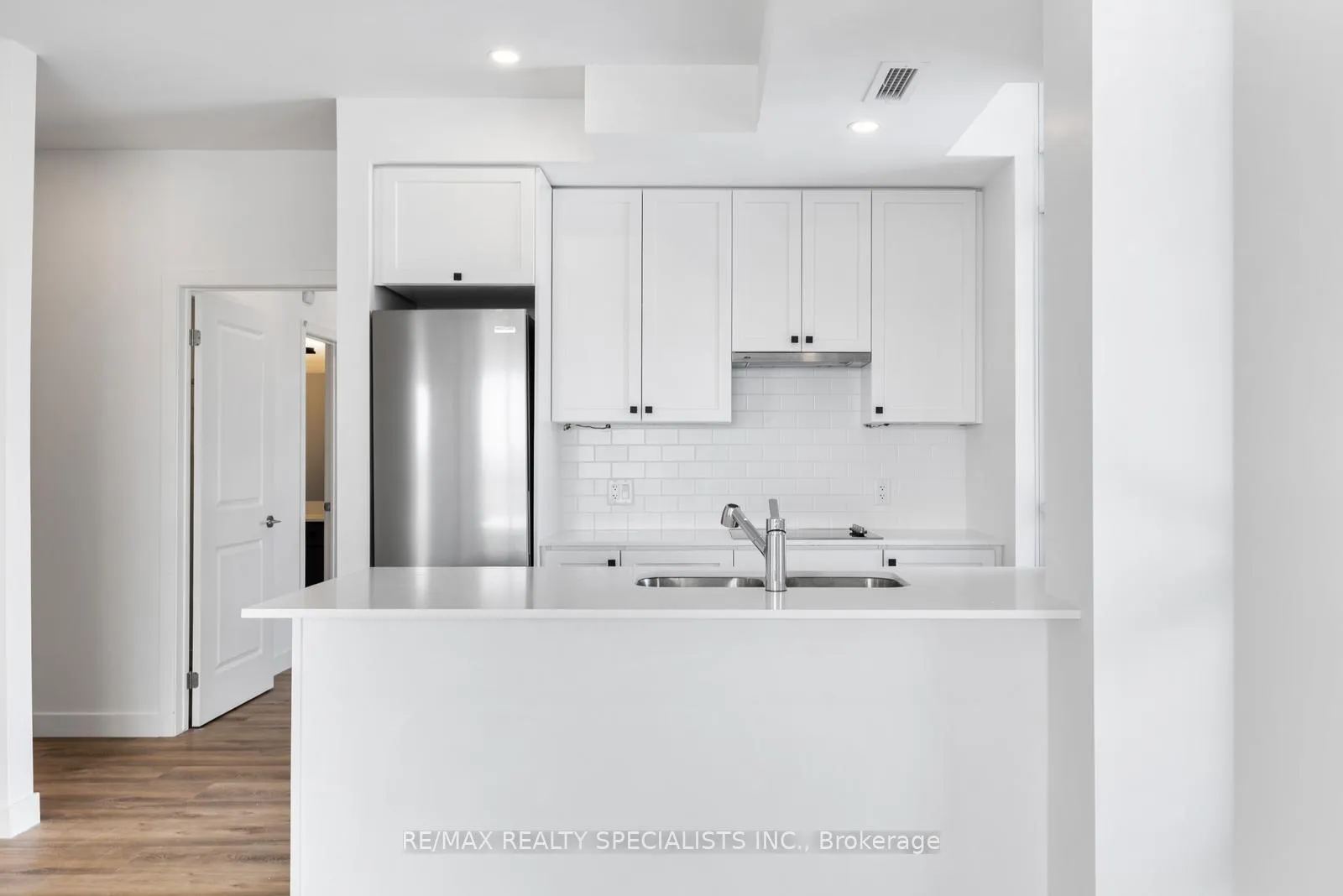 Photo 4 of Unit 708, 461 Green Road, Hamilton, Lakeshore — HOMEH
