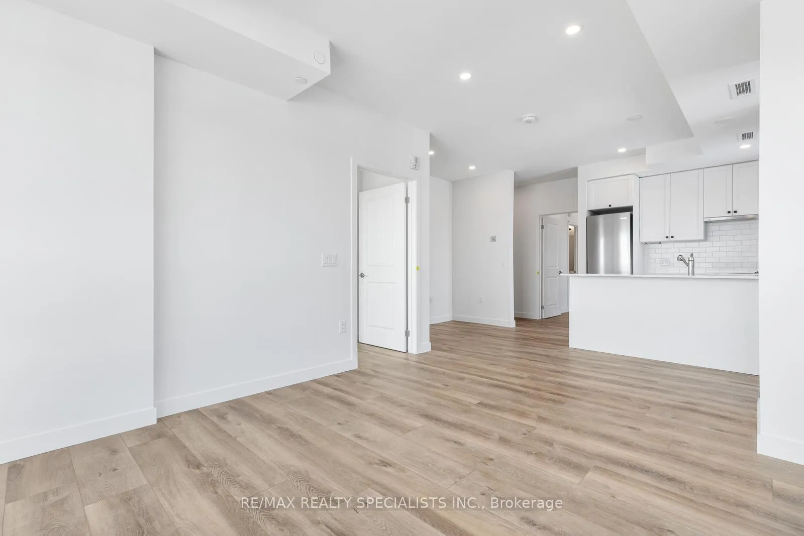 Photo 6 of Unit 708, 461 Green Road, Hamilton, Lakeshore — HOMEH