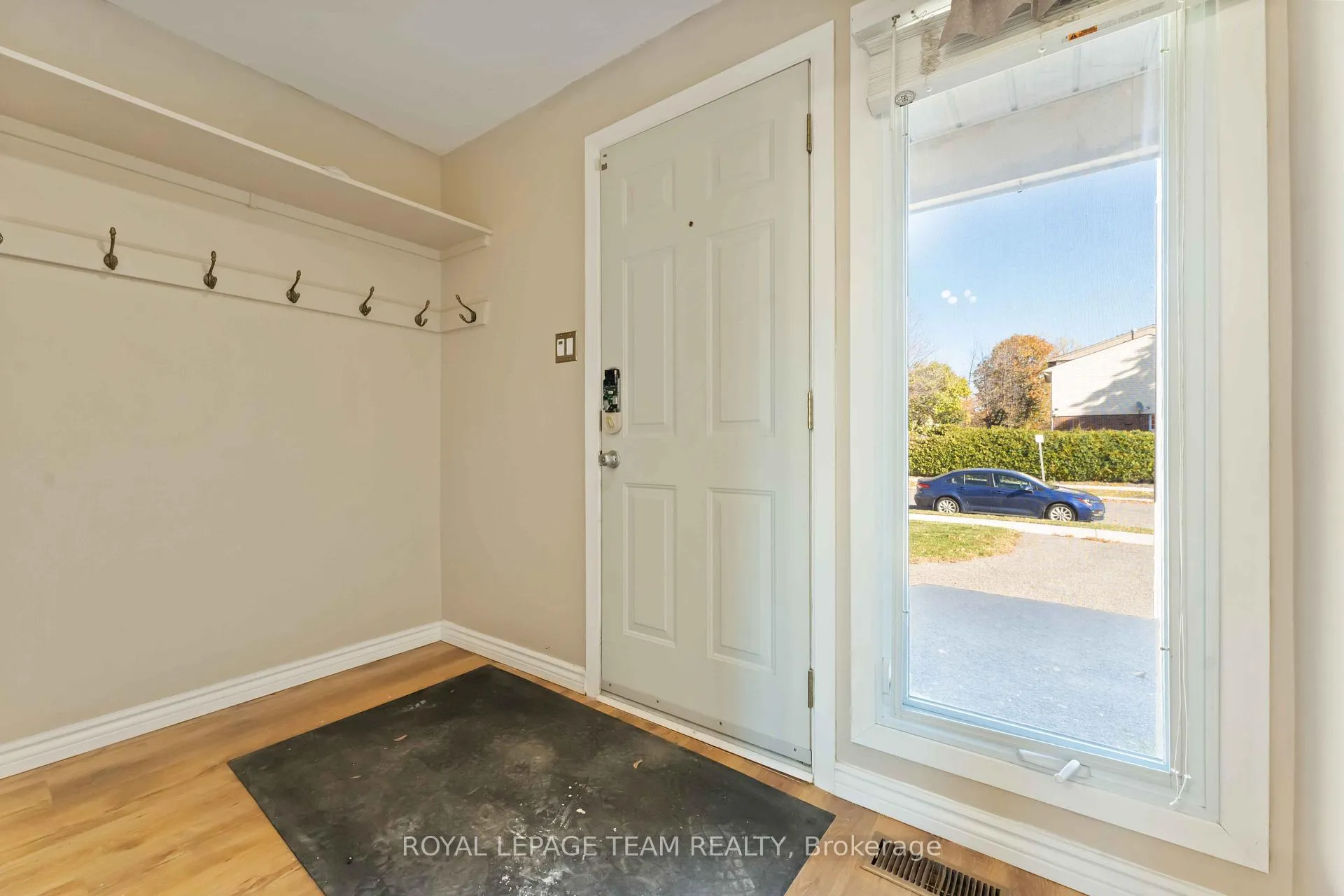 Photo 2 of 1094 Alenmede Crescent, Ottawa, Fairfield Heights — HOMEH