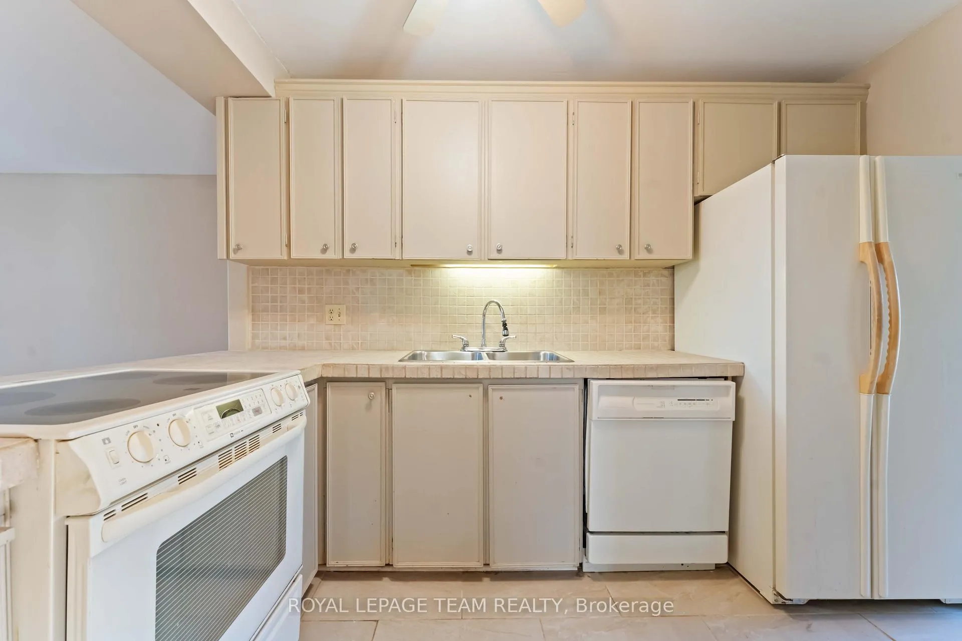 Photo 3 of 1094 Alenmede Crescent, Ottawa, Fairfield Heights — HOMEH