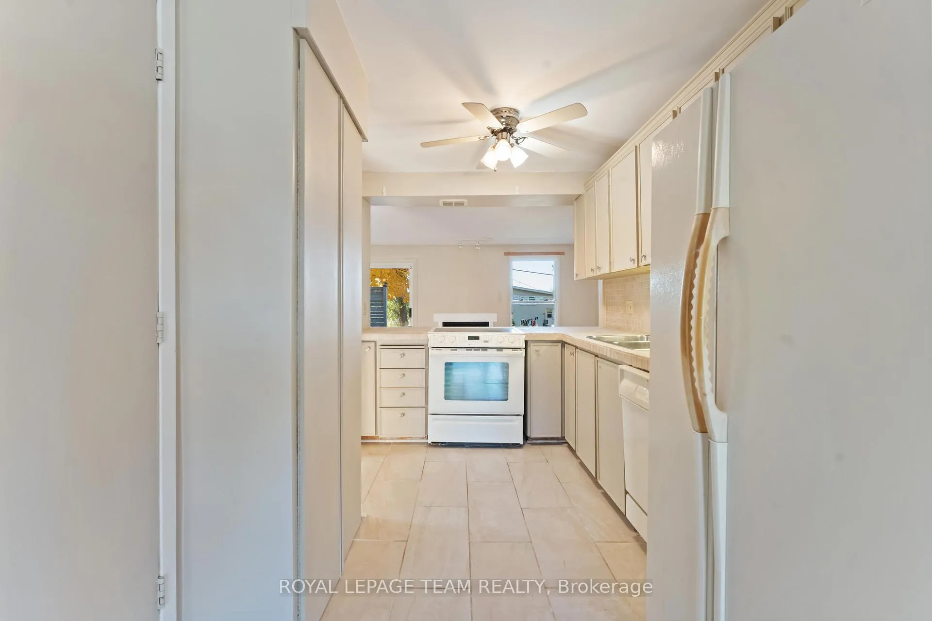 Photo 5 of 1094 Alenmede Crescent, Ottawa, Fairfield Heights — HOMEH