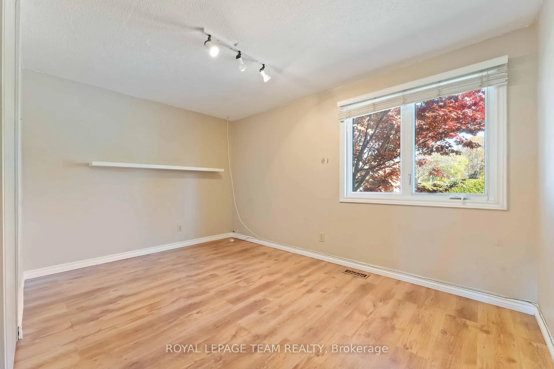 Photo 11 of 1094 Alenmede Crescent, Ottawa, Fairfield Heights — HOMEH