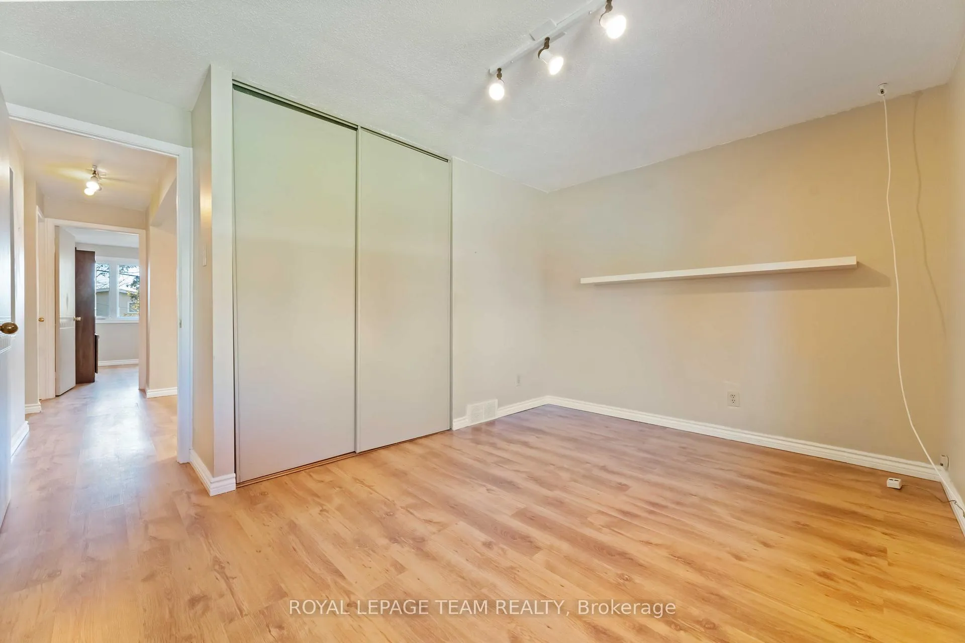 Photo 12 of 1094 Alenmede Crescent, Ottawa, Fairfield Heights — HOMEH