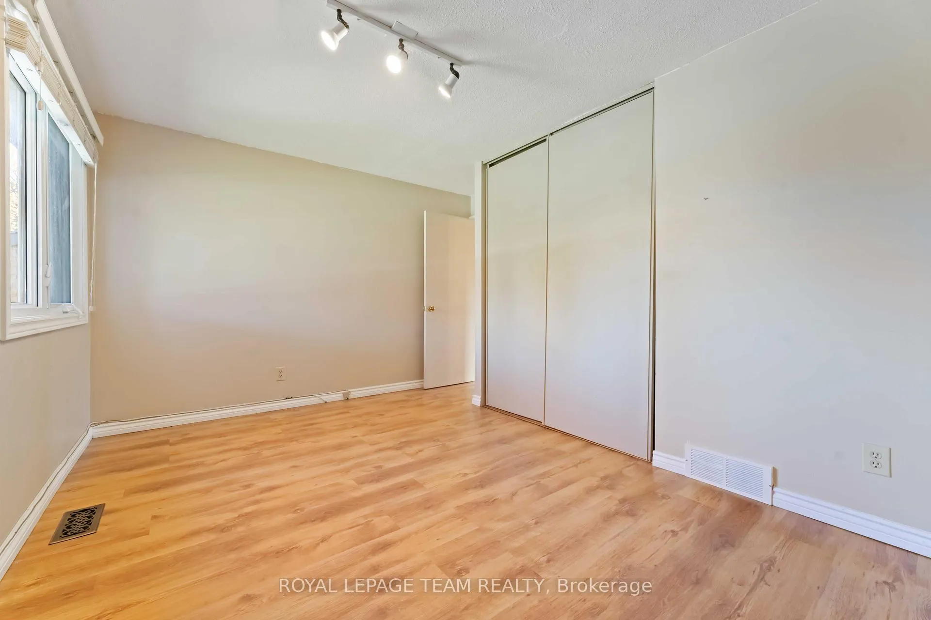 Photo 14 of 1094 Alenmede Crescent, Ottawa, Fairfield Heights — HOMEH