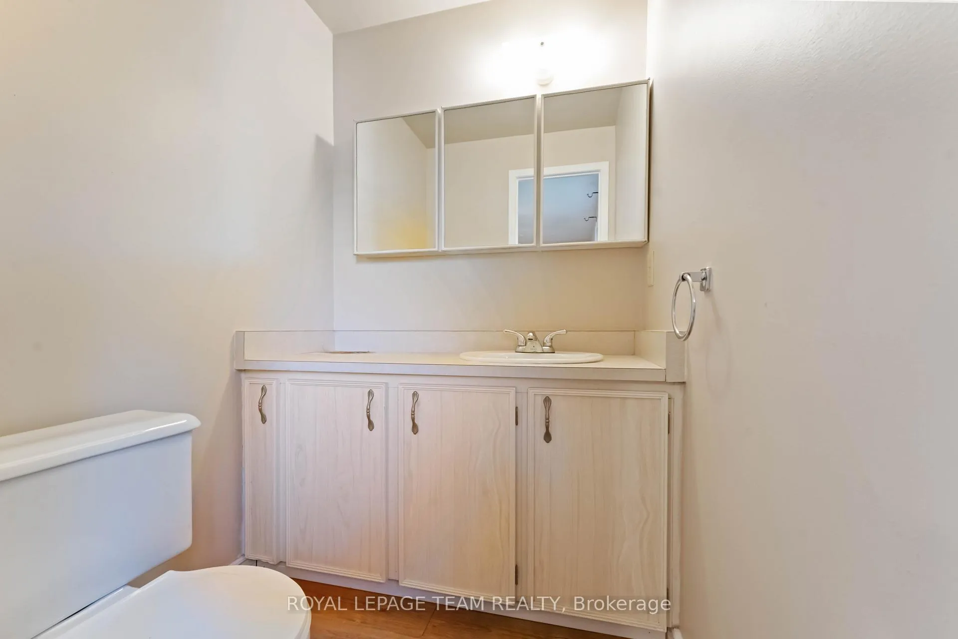 Photo 15 of 1094 Alenmede Crescent, Ottawa, Fairfield Heights — HOMEH