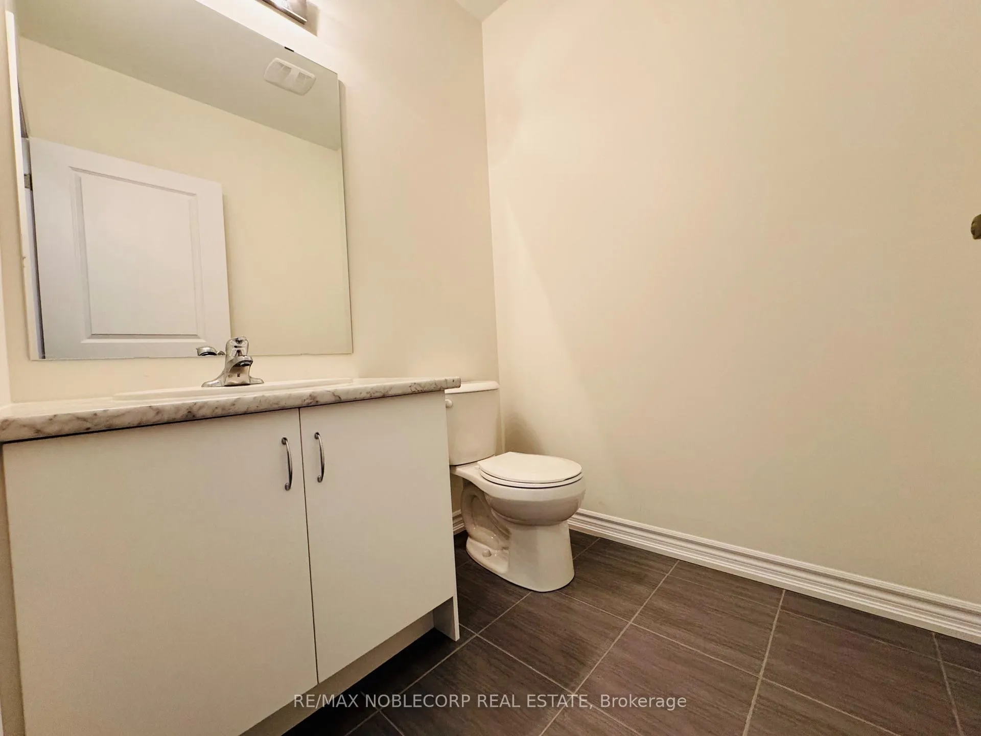 Photo 3 of 12 Prudhoe Terrace, Barrie, Innis-Shore — HOMEH