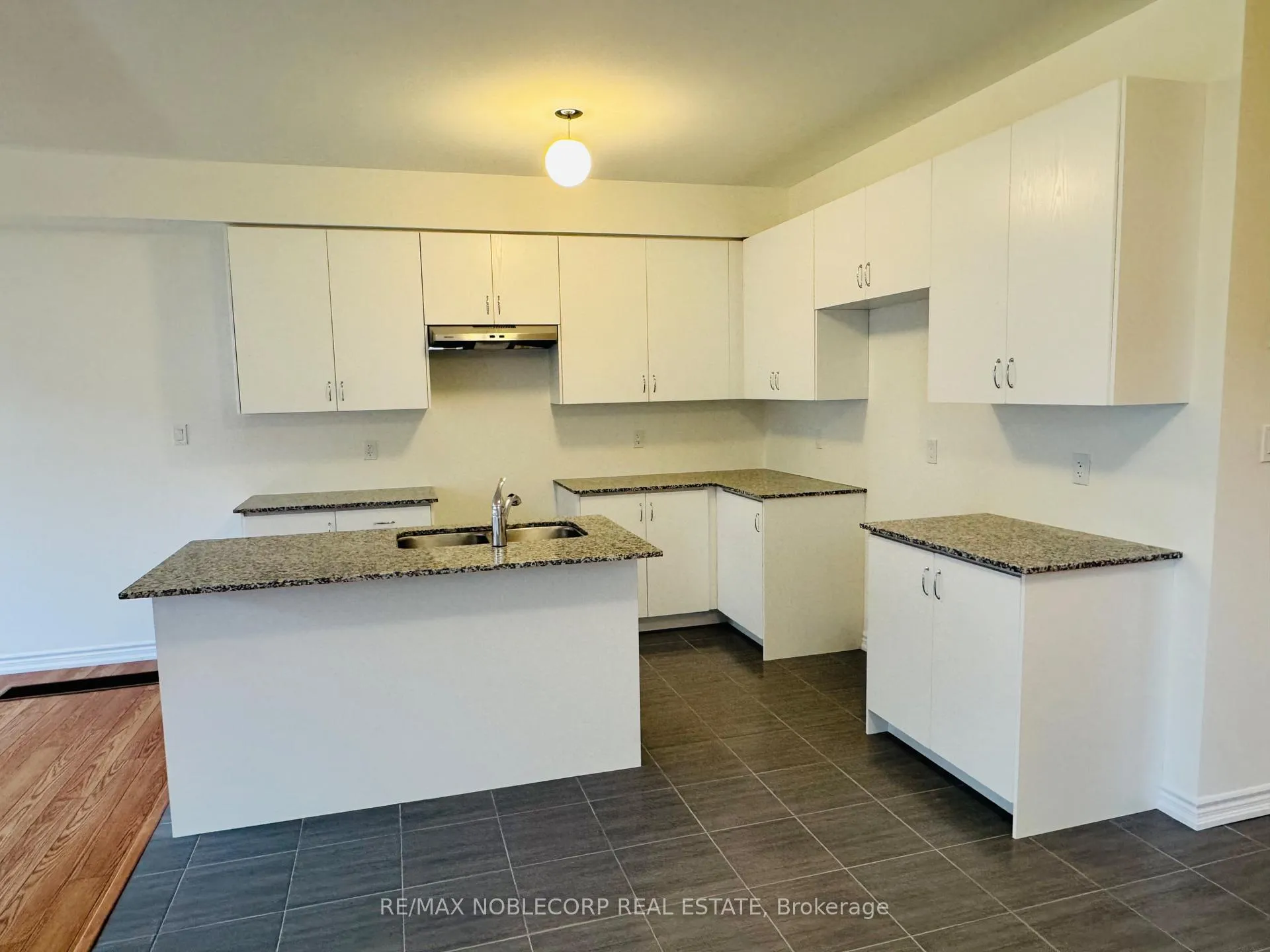 Photo 4 of 12 Prudhoe Terrace, Barrie, Innis-Shore — HOMEH