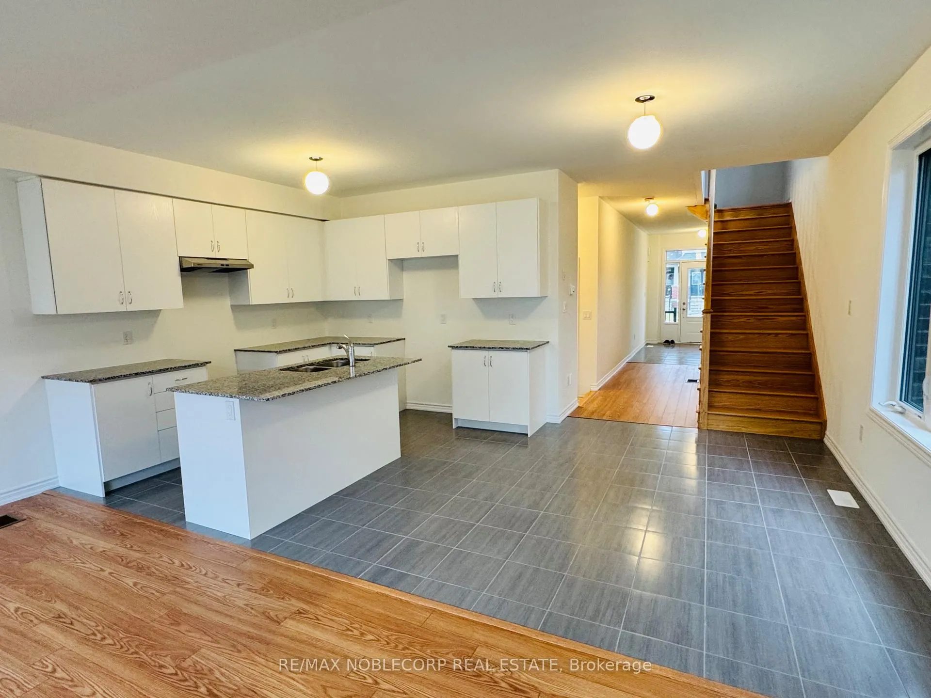 Photo 5 of 12 Prudhoe Terrace, Barrie, Innis-Shore — HOMEH