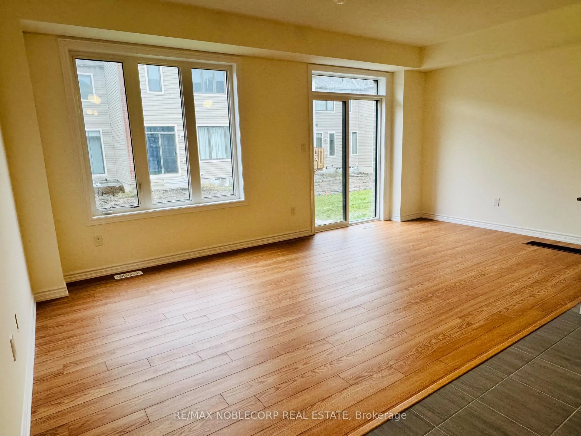 Photo 7 of 12 Prudhoe Terrace, Barrie, Innis-Shore — HOMEH