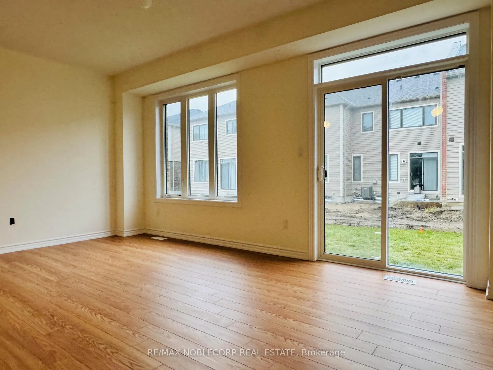 Photo 8 of 12 Prudhoe Terrace, Barrie, Innis-Shore — HOMEH