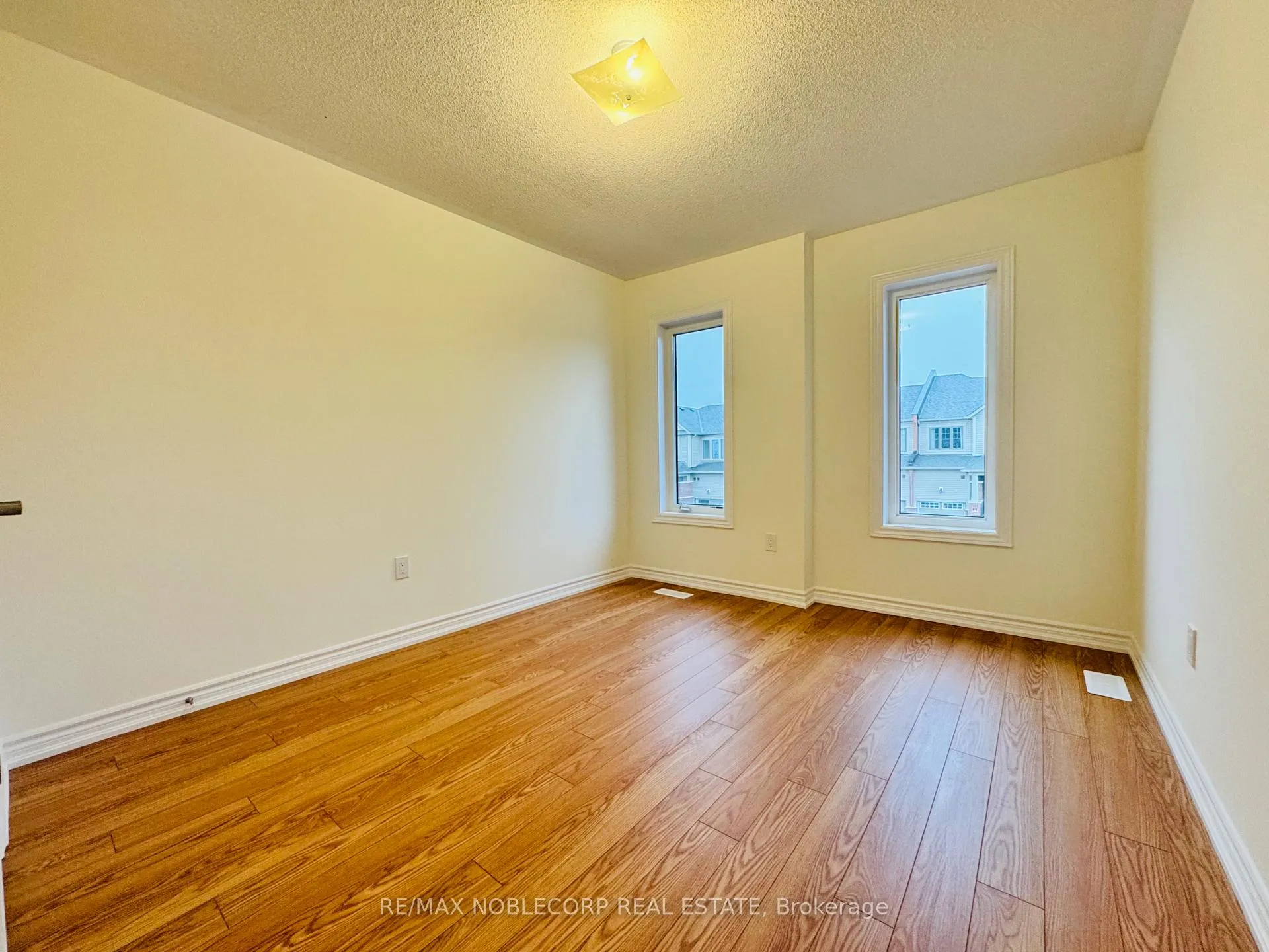 Photo 13 of 12 Prudhoe Terrace, Barrie, Innis-Shore — HOMEH