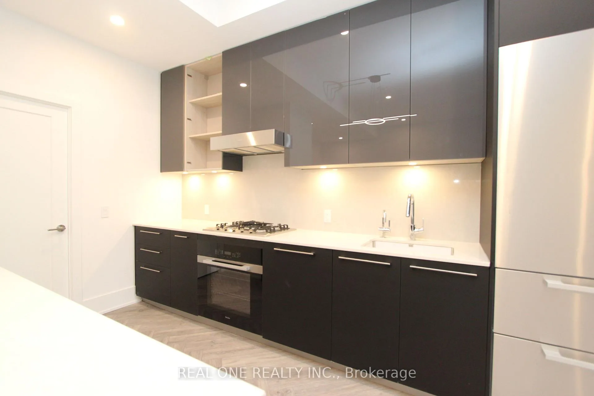 Photo 3 of Unit 122W, 8 Cedarland Drive, Markham, Unionville — HOMEH