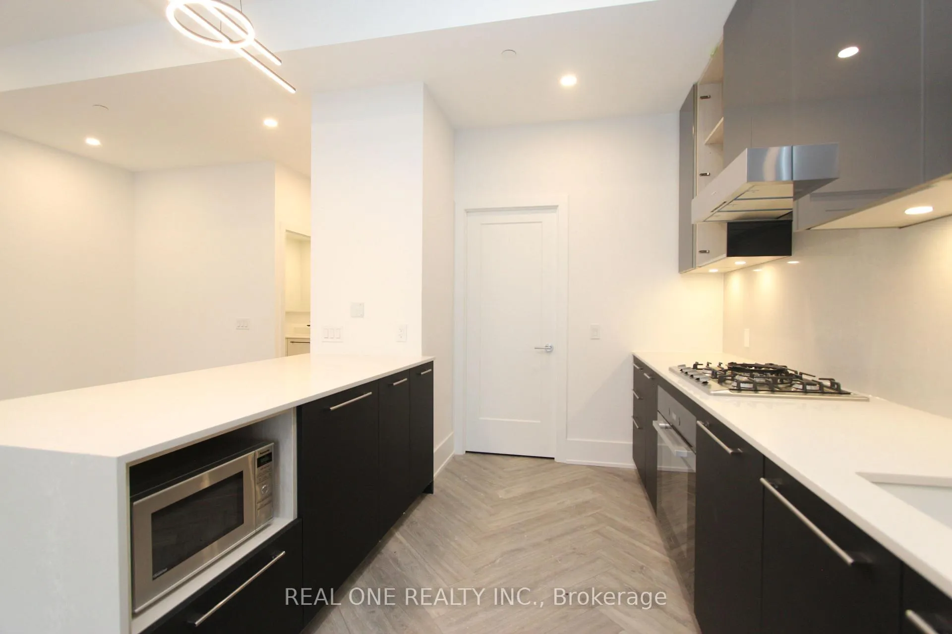 Photo 5 of Unit 122W, 8 Cedarland Drive, Markham, Unionville — HOMEH