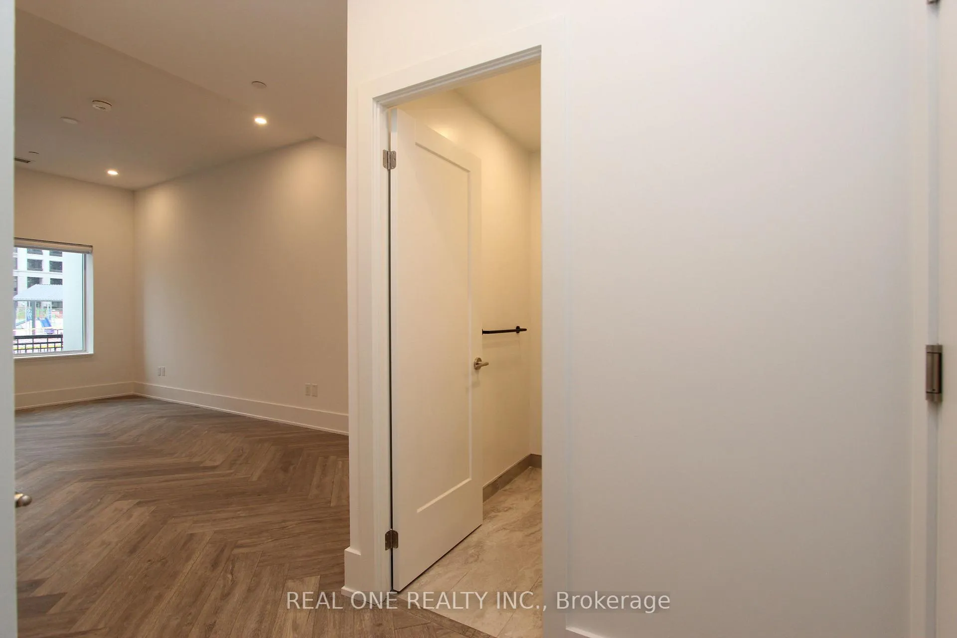 Photo 11 of Unit 122W, 8 Cedarland Drive, Markham, Unionville — HOMEH
