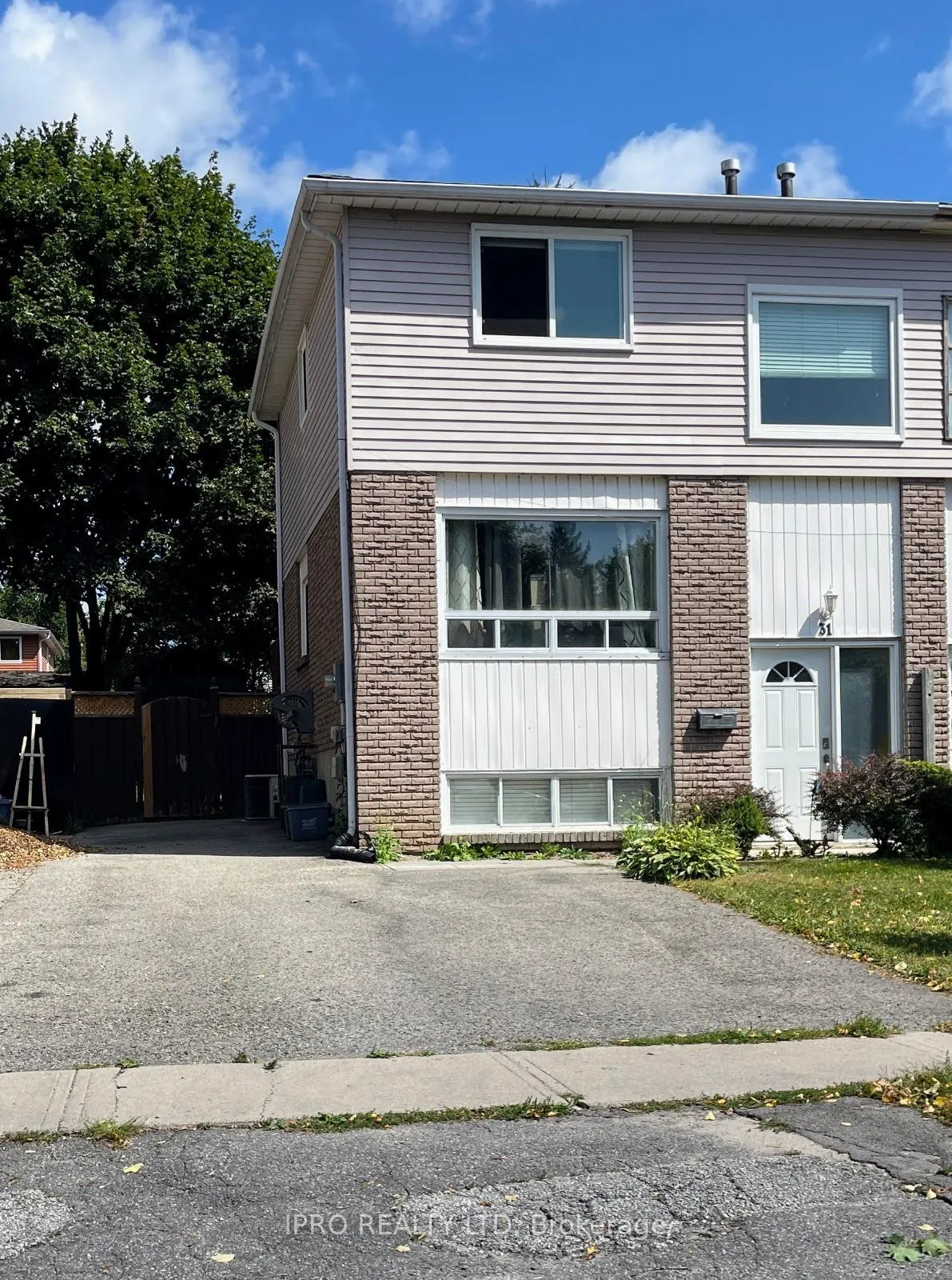 Front of 31 Carlton Road E