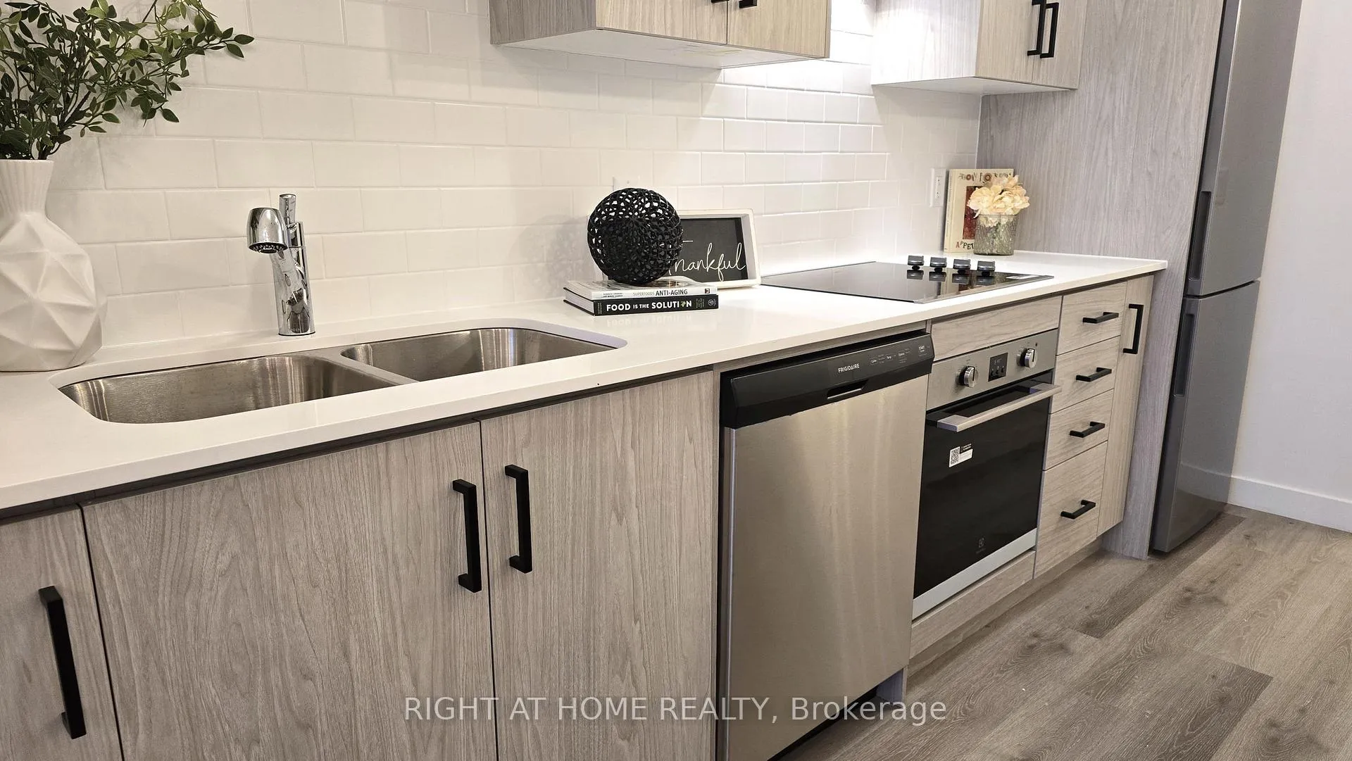 Photo 9 of Unit 603, 461 Green Road, Hamilton, Lakeshore — HOMEH