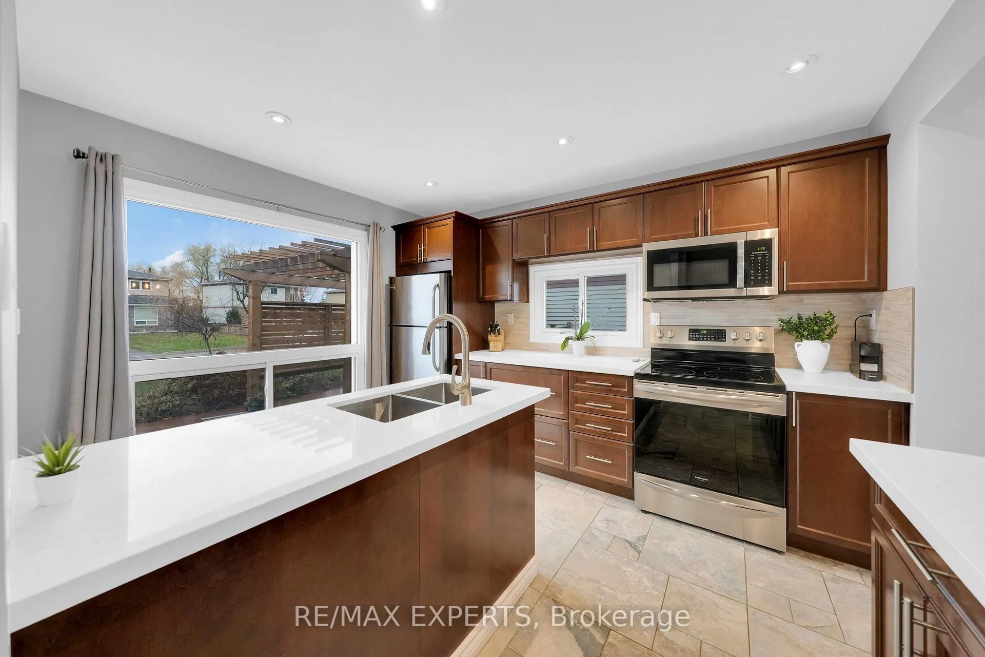 Photo 4 of 73 Downey Drive, Caledon, Bolton East — HOMEH