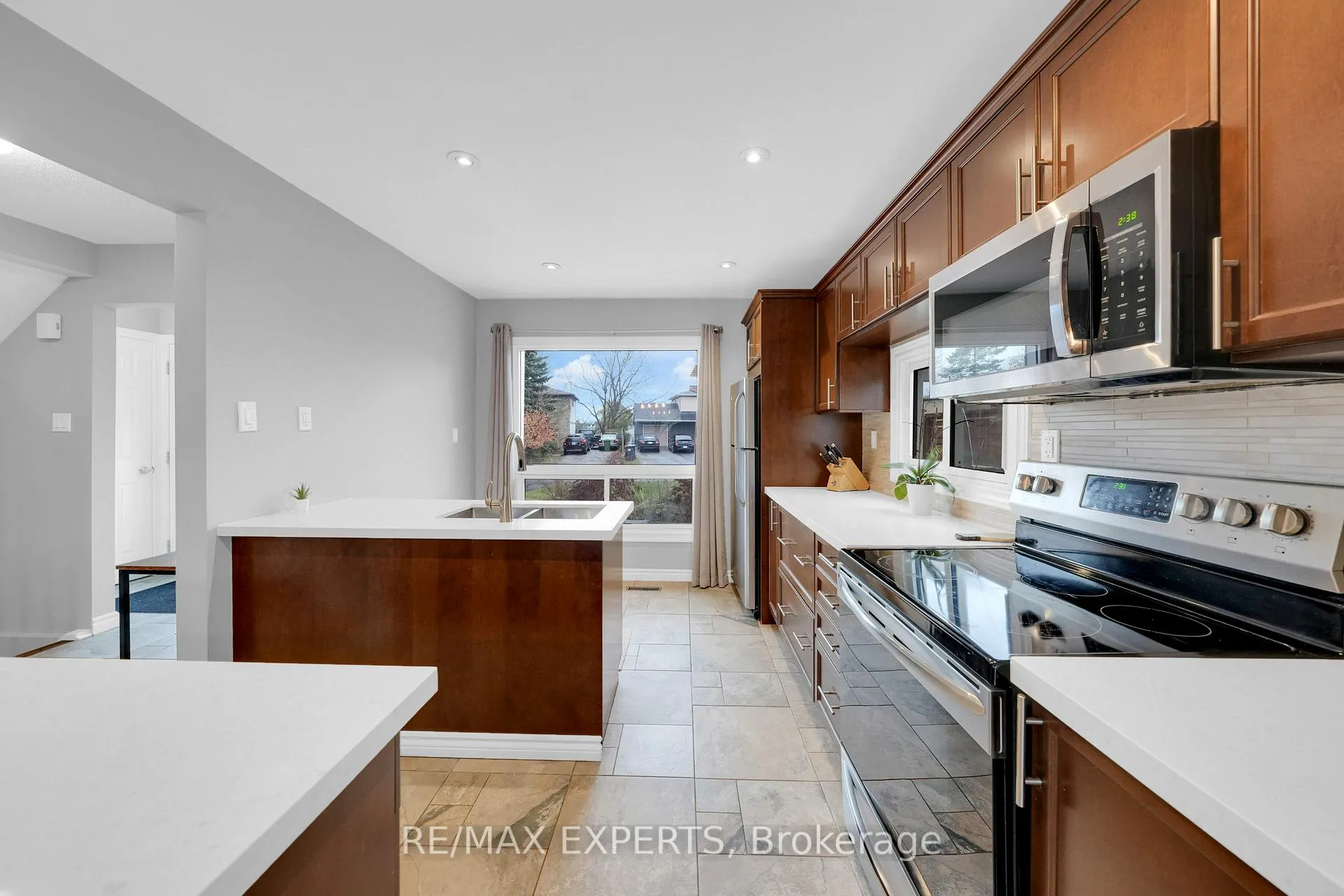 Photo 5 of 73 Downey Drive, Caledon, Bolton East — HOMEH