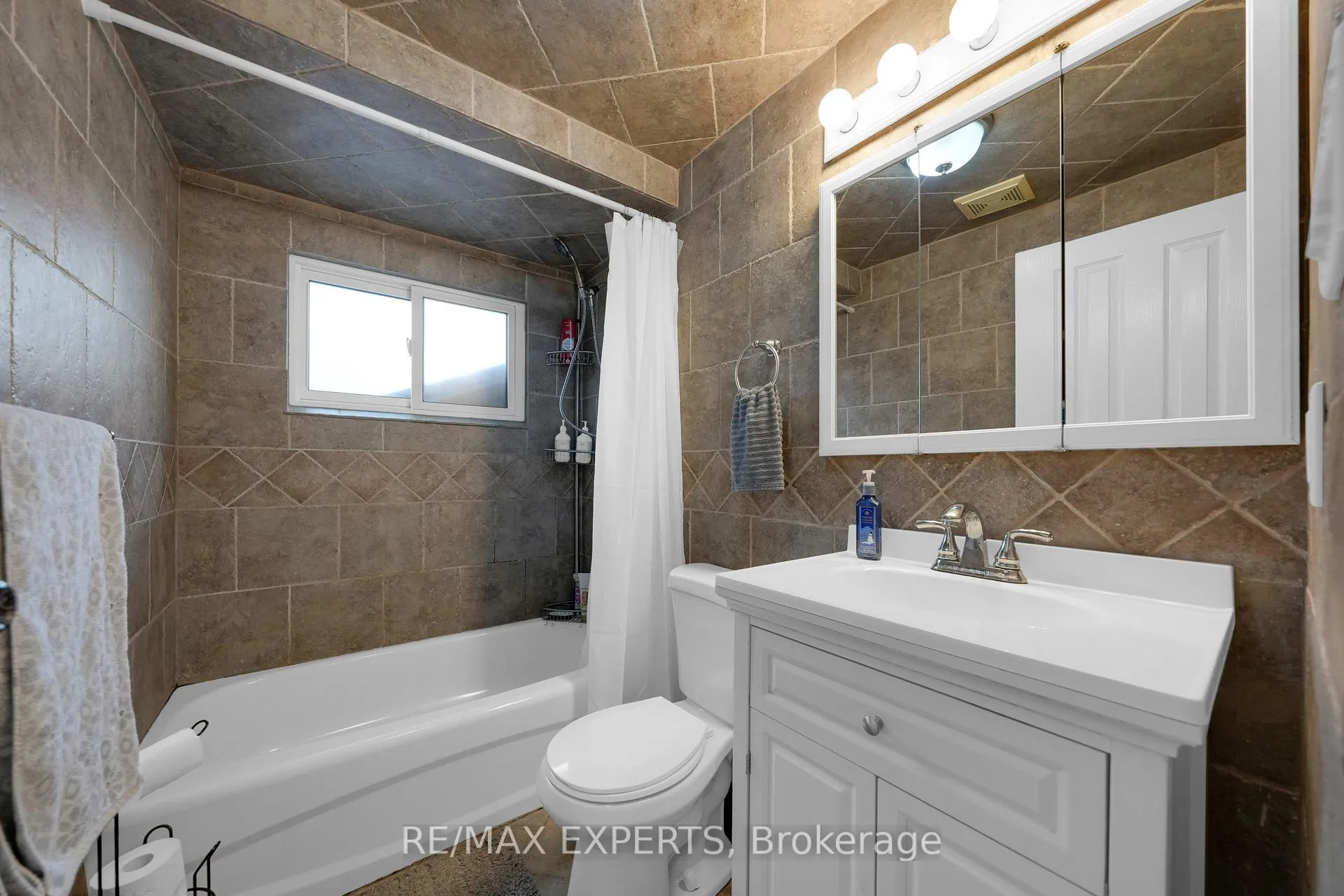 Photo 19 of 73 Downey Drive, Caledon, Bolton East — HOMEH