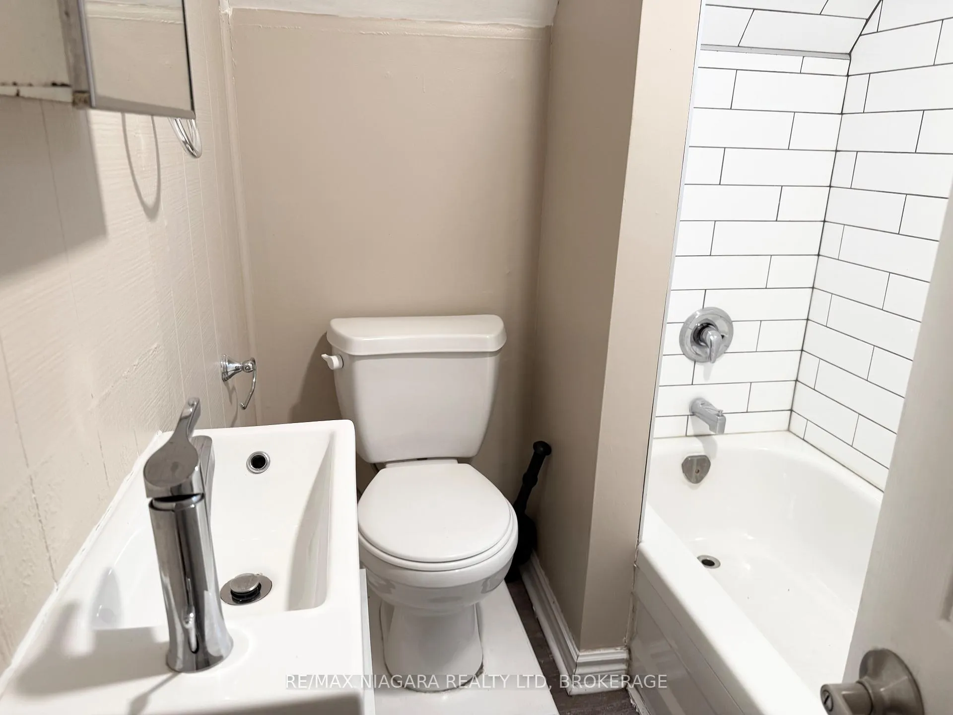 Photo 18 of Unit Unit 3, 4701 River Road, Niagara Falls, Downtown — HOMEH