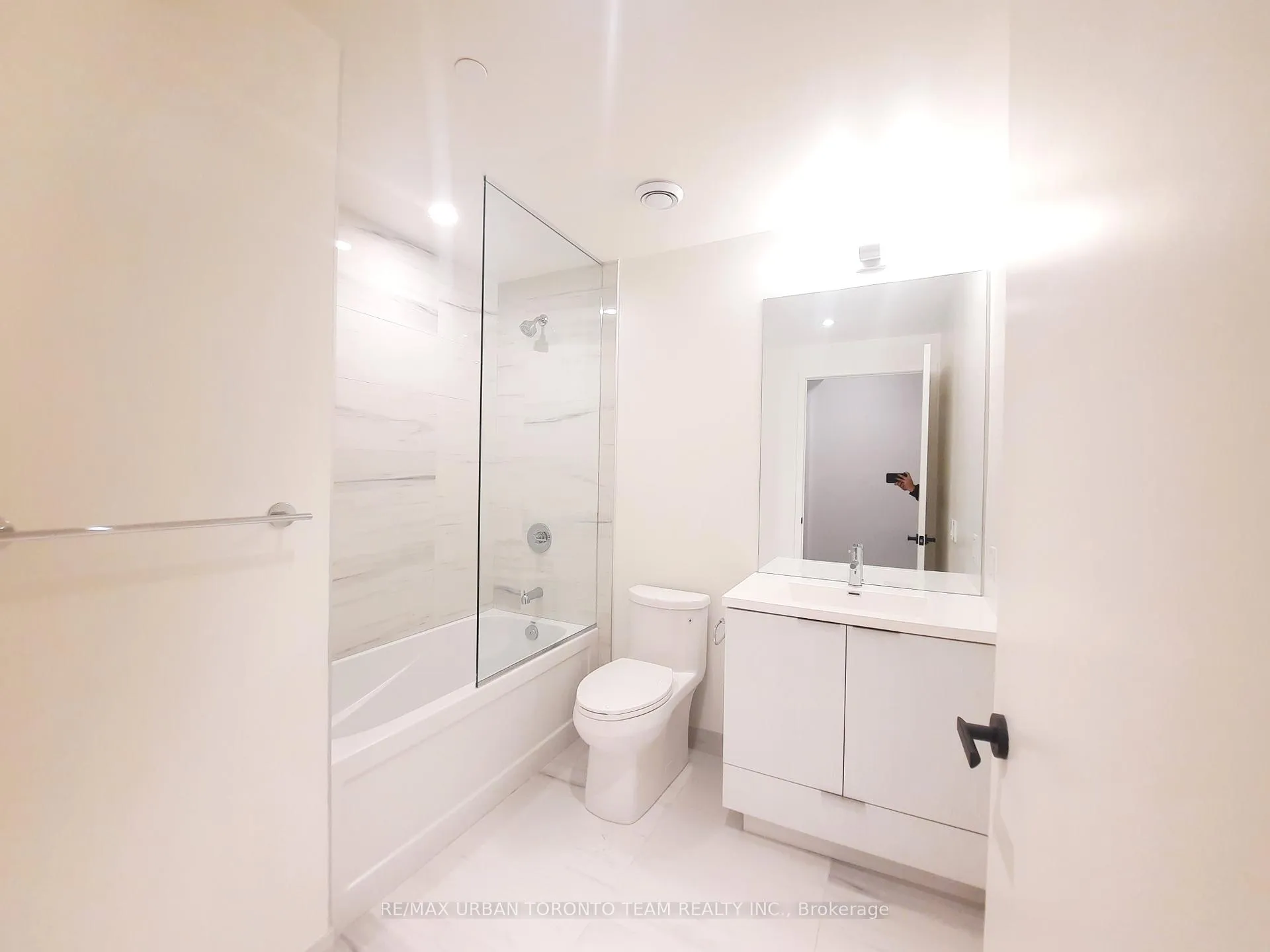 Photo 10 of Unit 812, 8 Interchange Way, Vaughan, Vaughan Corporate Centre — HOMEH