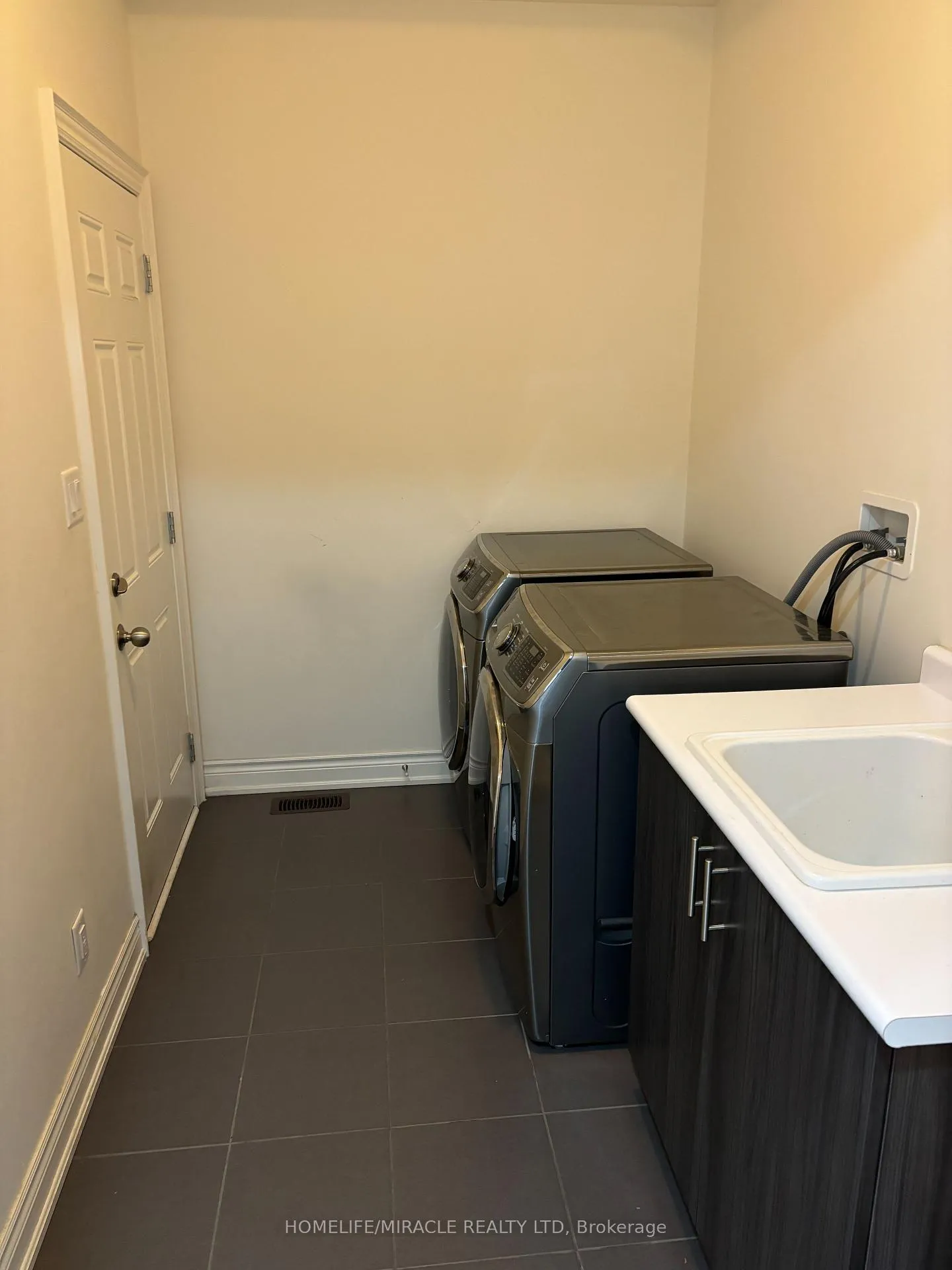 Photo 10 of Unit Main, 12 Gruenwald Gate, Brampton, Bram West — HOMEH