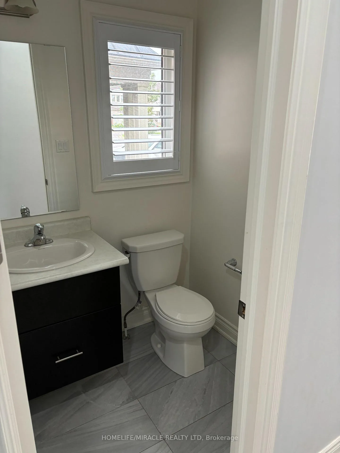 Photo 11 of Unit Main, 12 Gruenwald Gate, Brampton, Bram West — HOMEH