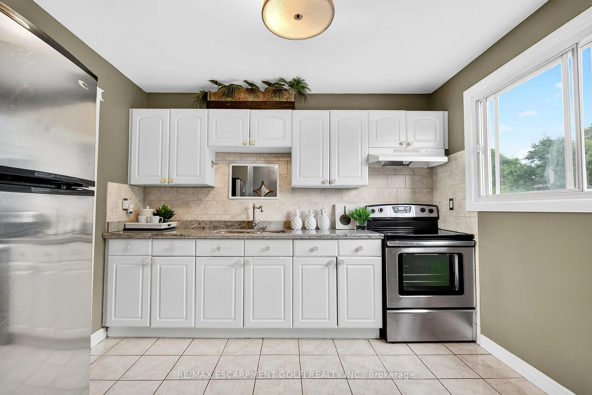 Photo 4 of Unit 95, 75 Berkindale Drive, Hamilton, Riverdale — HOMEH