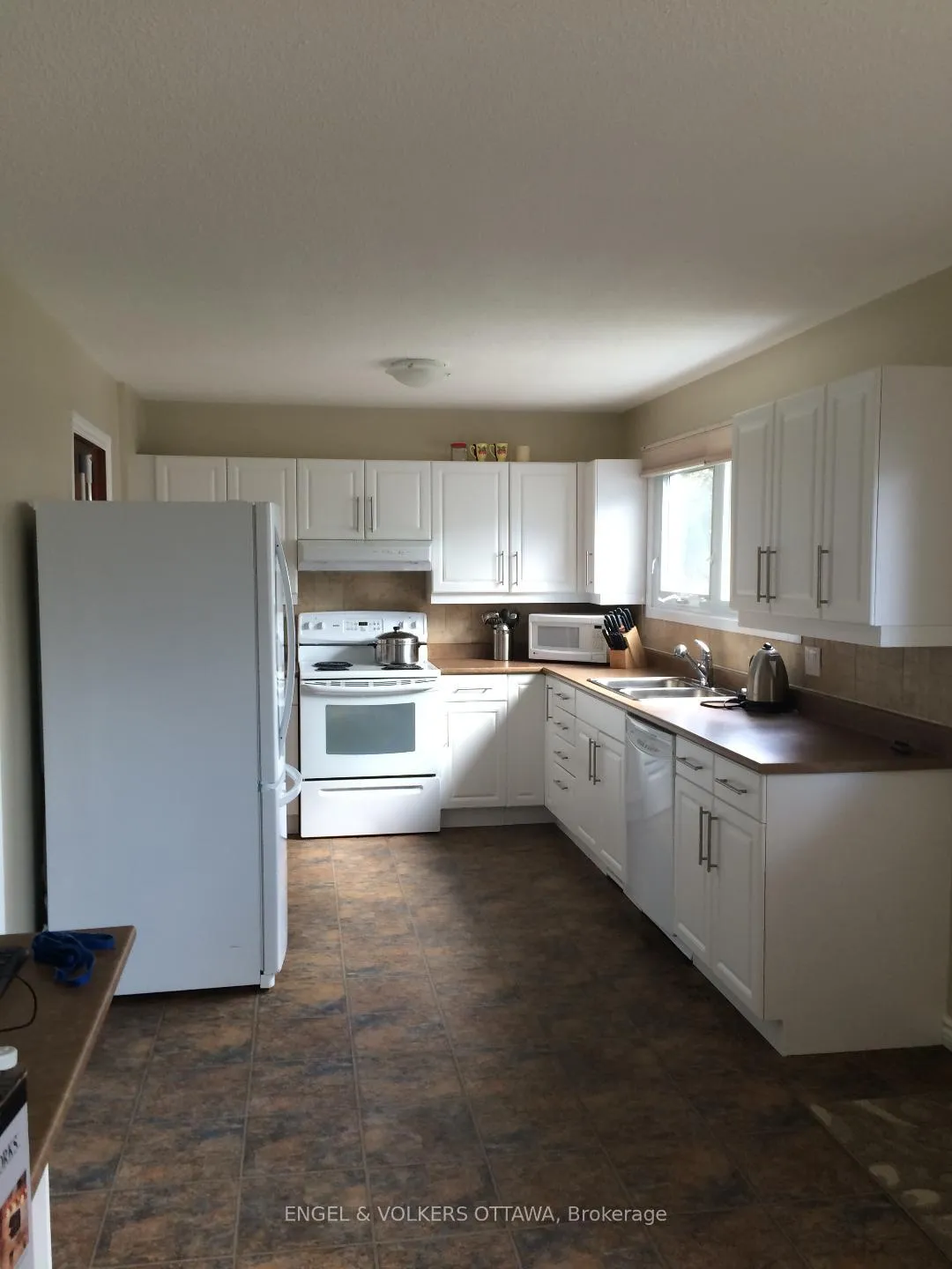 Photo 3 of 890 Greenbriar Avenue, Ottawa, Carleton Heights — HOMEH