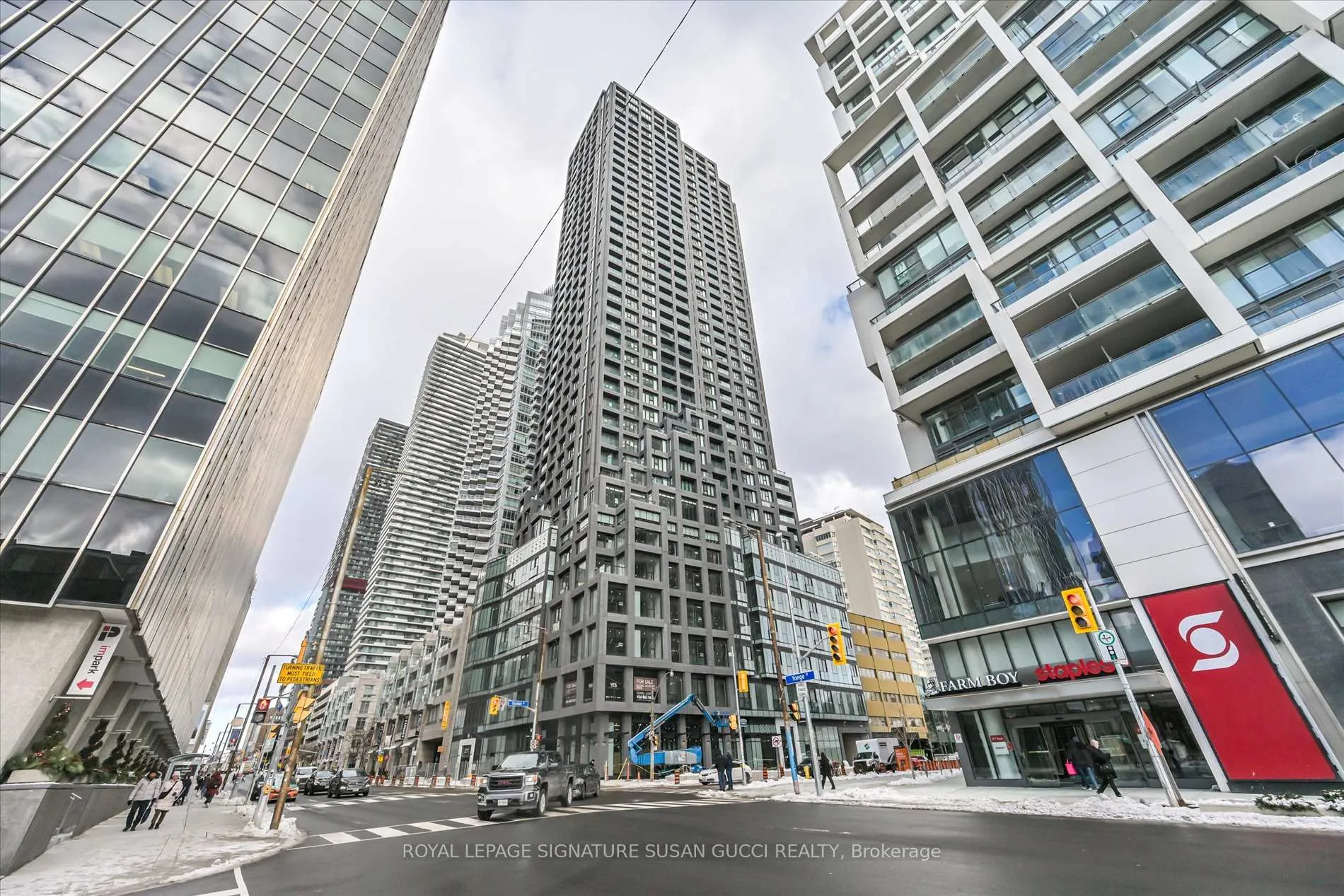 Front of Unit 1402, 20 Soudan Avenue
