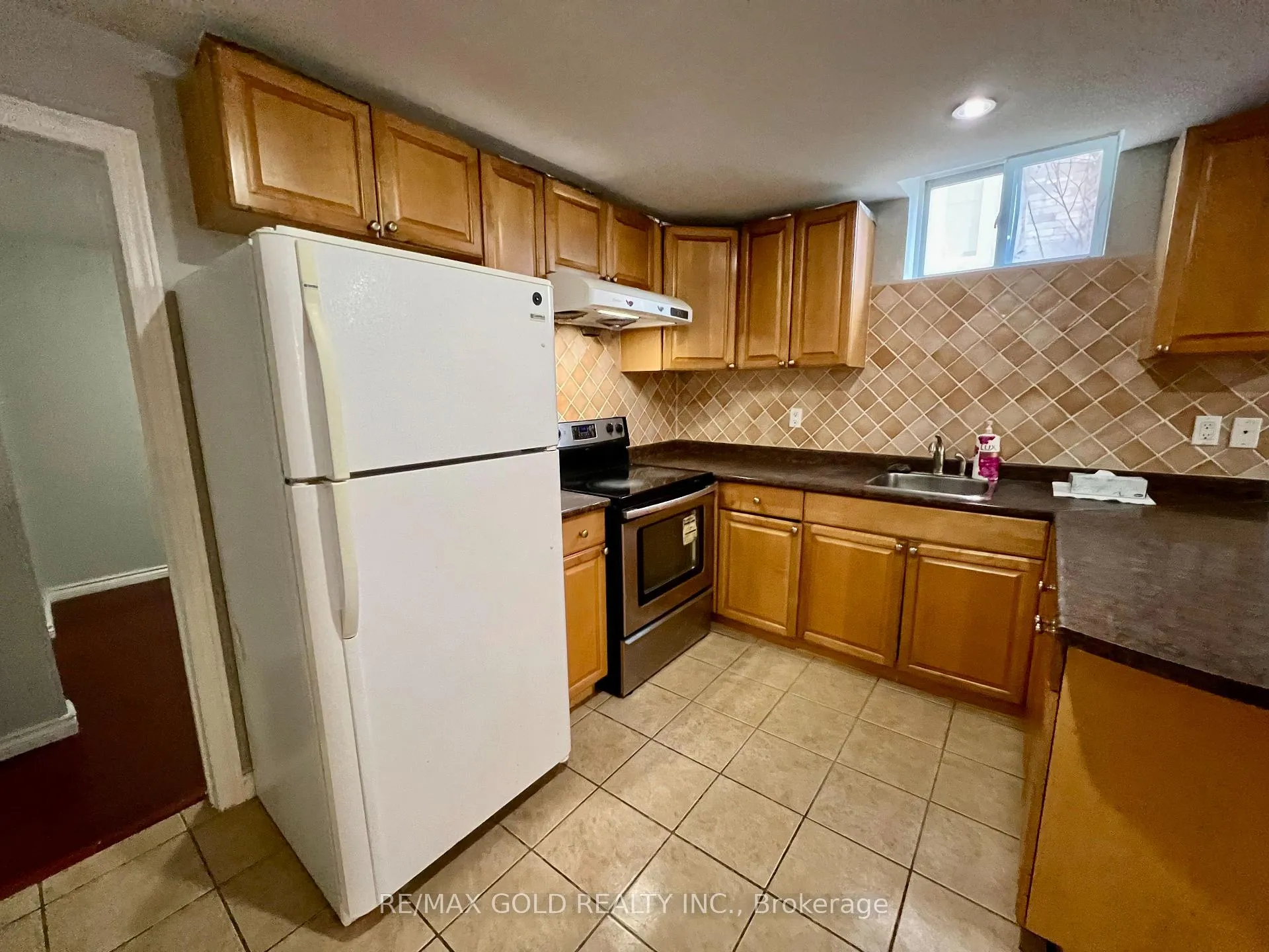 Photo 4 of Unit Lower, 12 Fairfax Court, Vaughan, Beverley Glen — HOMEH
