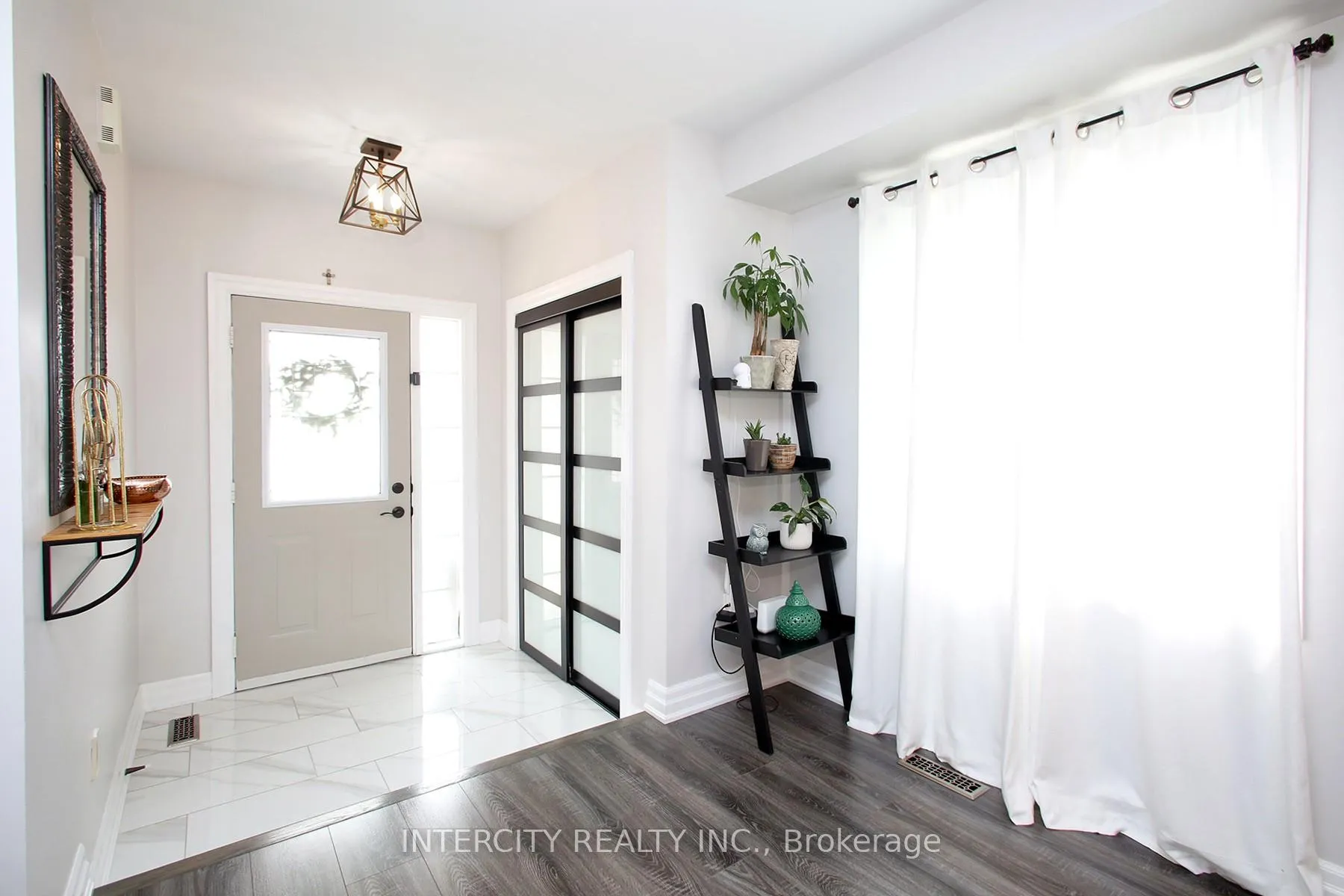 Photo 2 of 5 Humbershed Crescent, Caledon, Bolton West — HOMEH