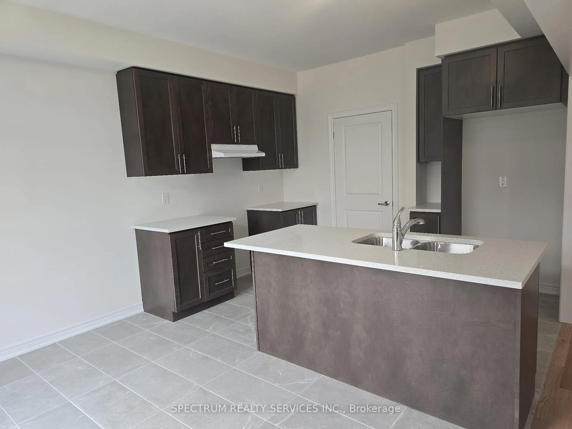 Photo 3 of 1322 Davis Loop, Innisfil, Lefroy — HOMEH