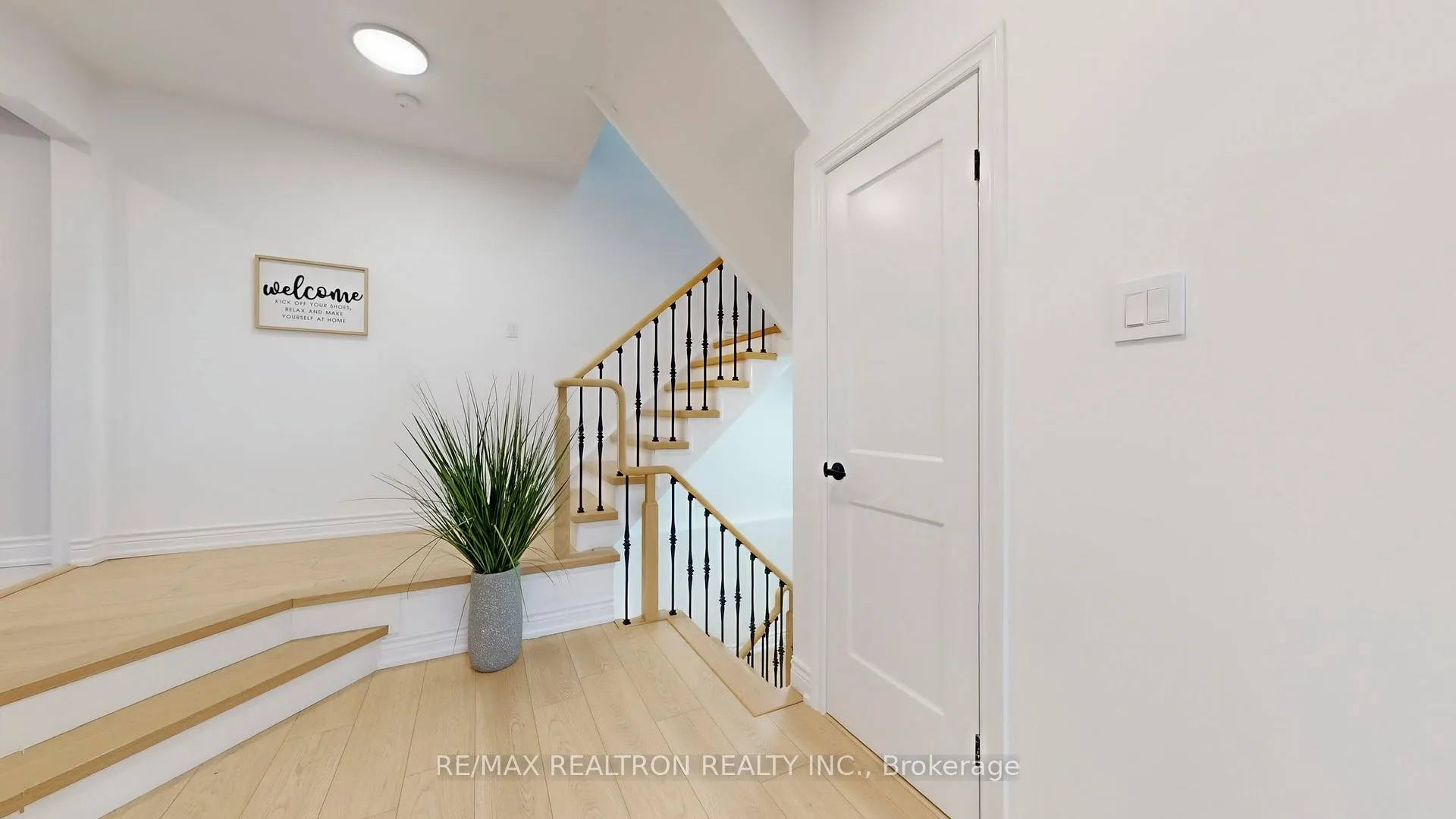 Photo 3 of 62 Bishop Crescent, Markham, Markham Village — HOMEH