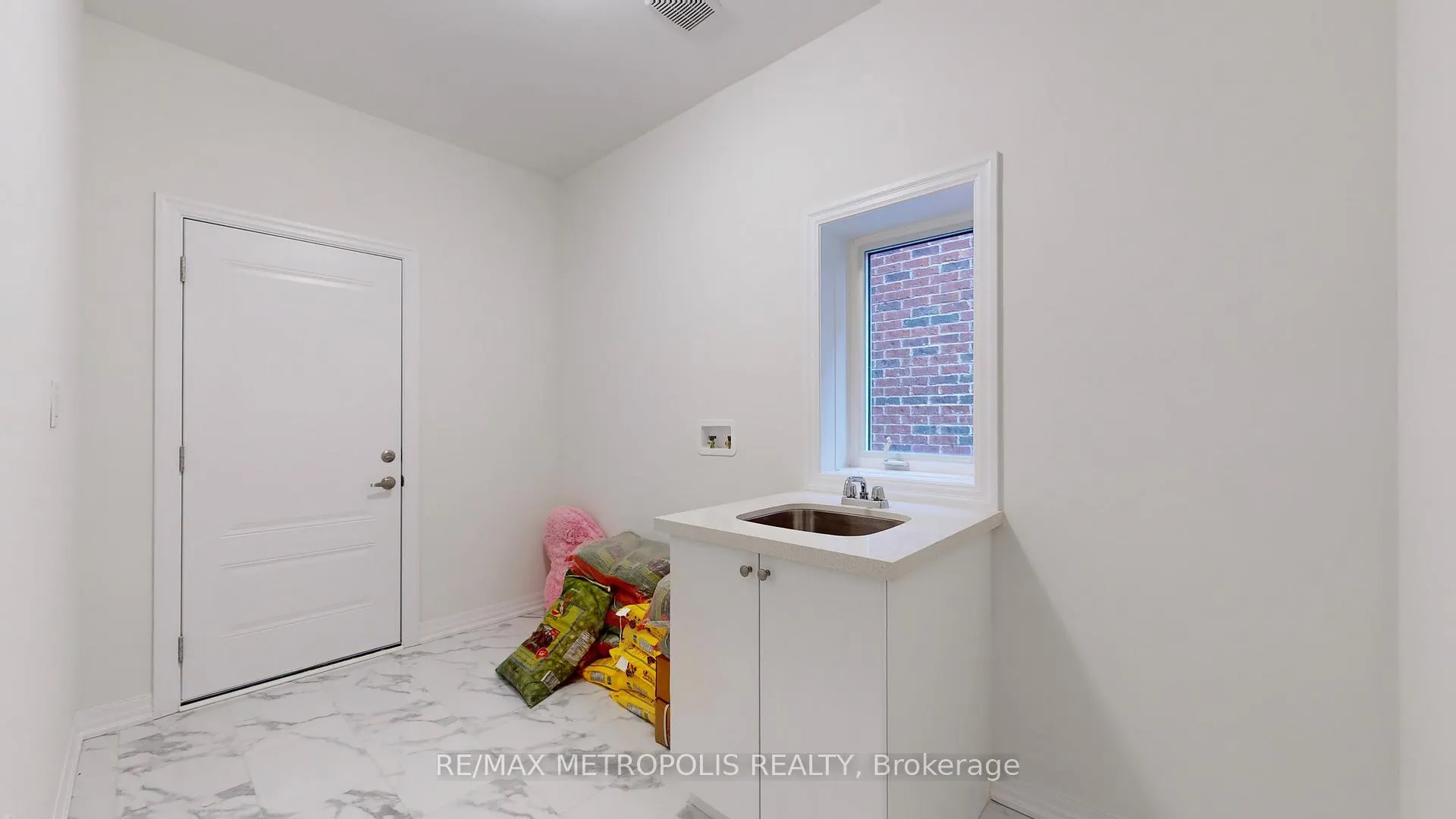 Photo 11 of 135 Flood Avenue, Clarington, Newcastle — HOMEH