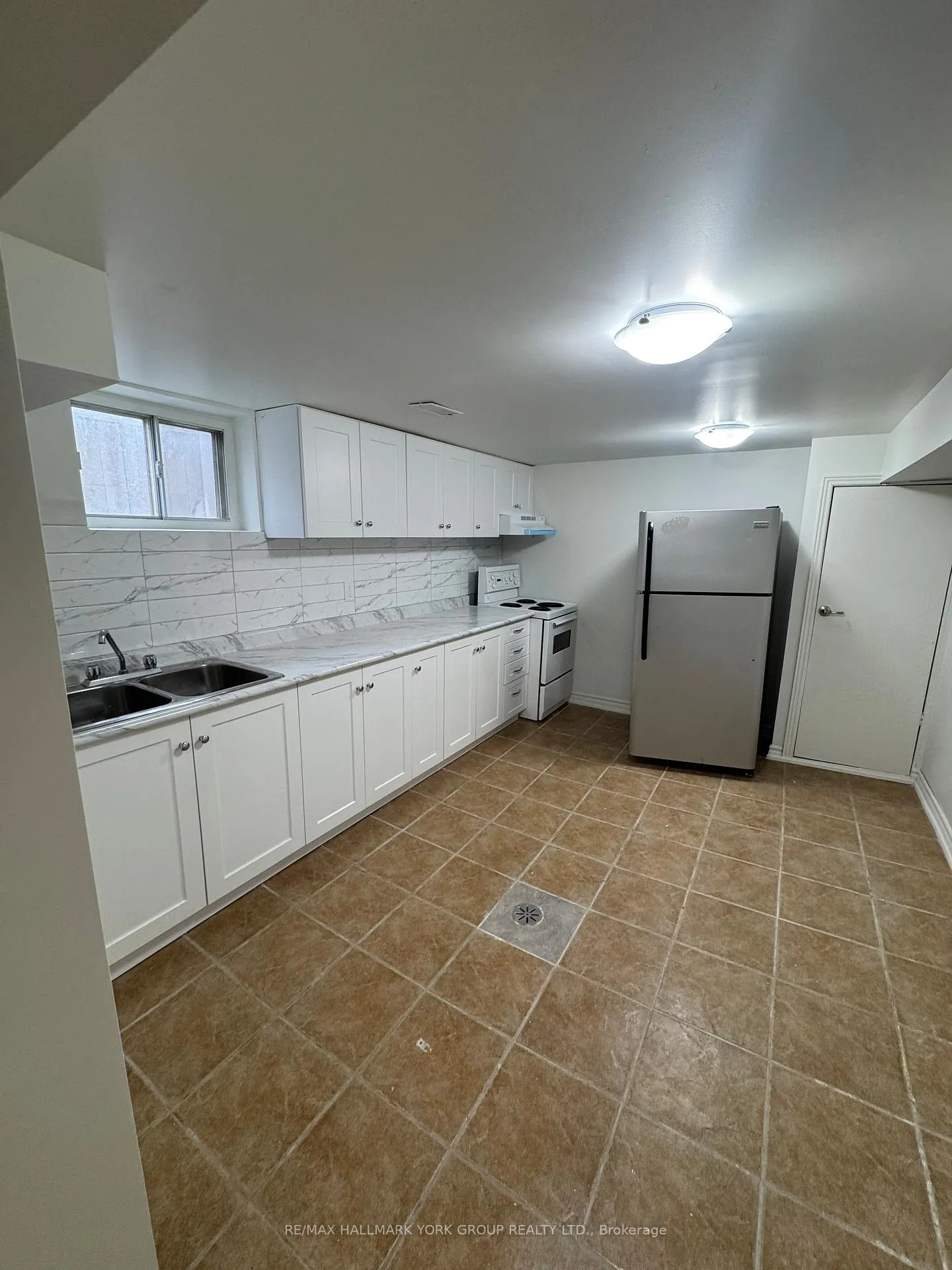 Photo 4 of Unit Lower Unit, 856 Krosno Boulevard, Pickering, Bay Ridges — HOMEH