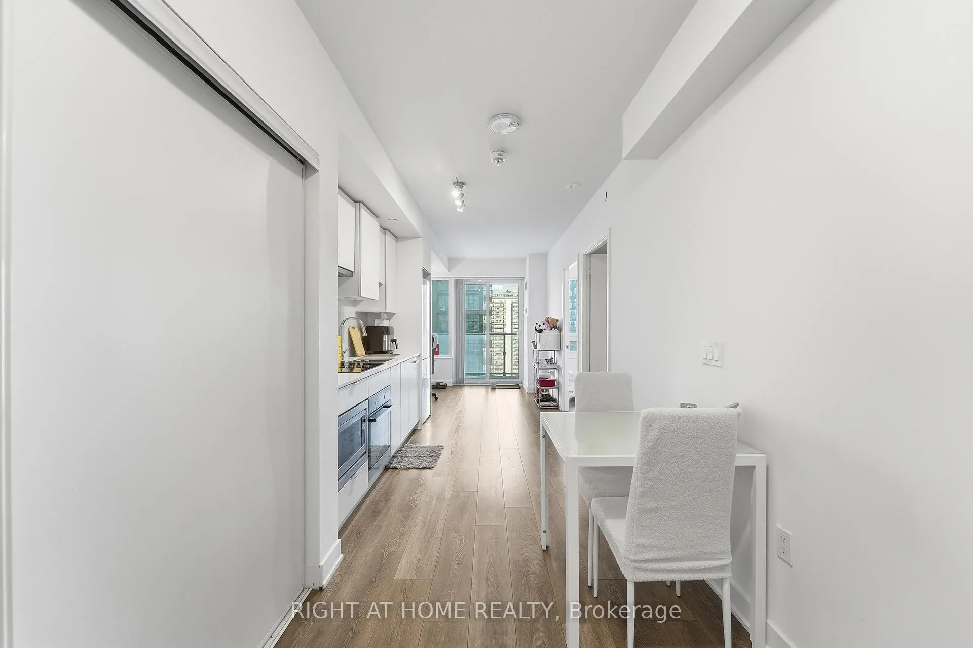 Photo 2 of Unit 2112 Nt, 99 Broadway Avenue, Toronto, Mount Pleasant West — HOMEH