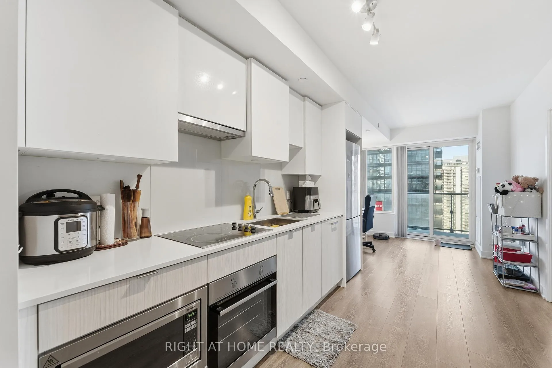 Photo 5 of Unit 2112 Nt, 99 Broadway Avenue, Toronto, Mount Pleasant West — HOMEH
