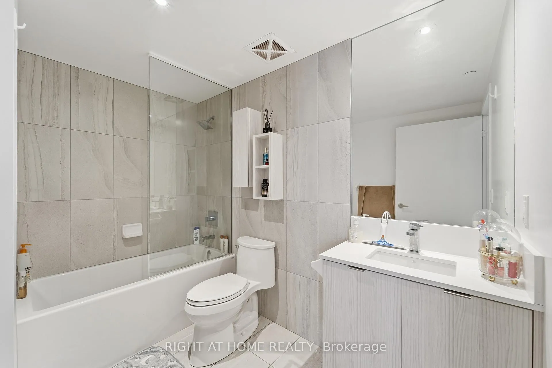 Photo 15 of Unit 2112 Nt, 99 Broadway Avenue, Toronto, Mount Pleasant West — HOMEH