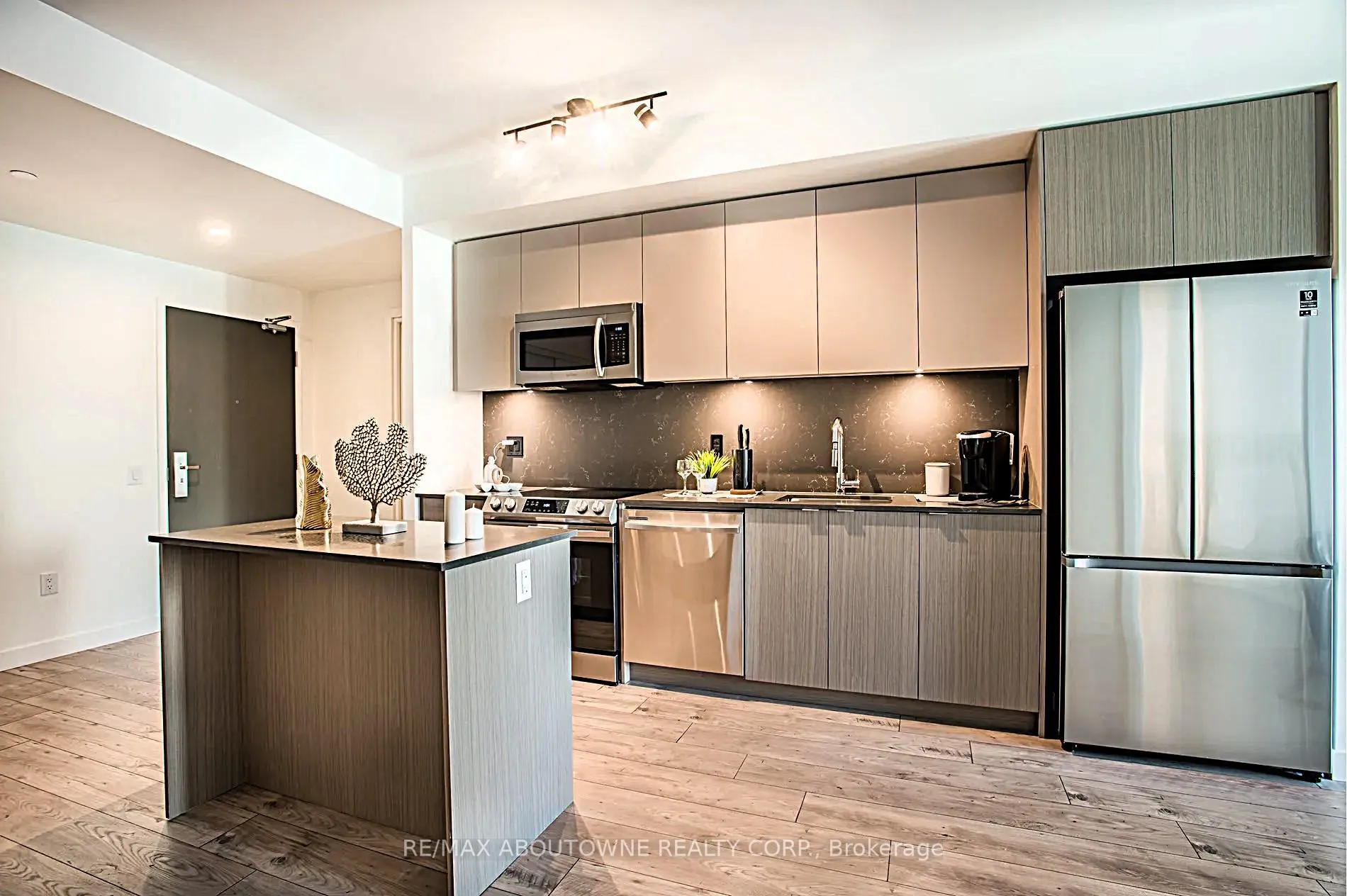 Photo 4 of Unit B0303, 133 Bronte Road, Oakville, Bronte — HOMEH