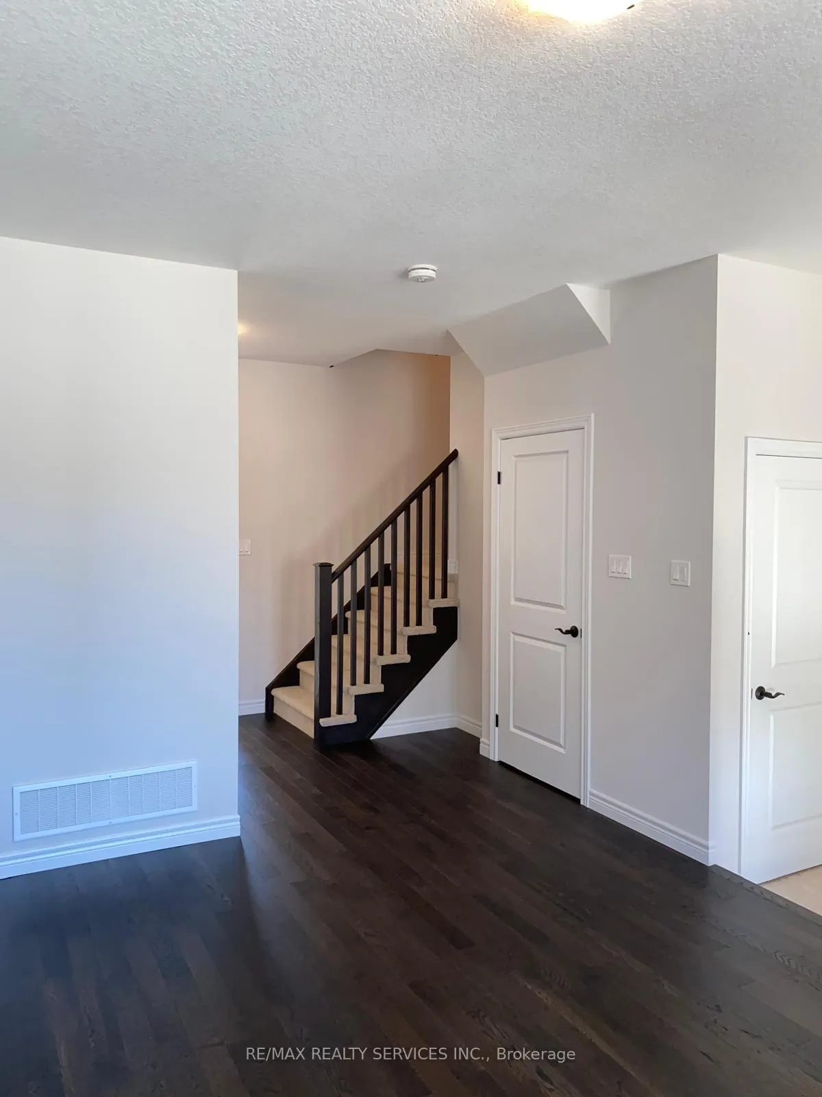 Photo 3 of 6 Marr Lane, Hamilton, Ancaster — HOMEH